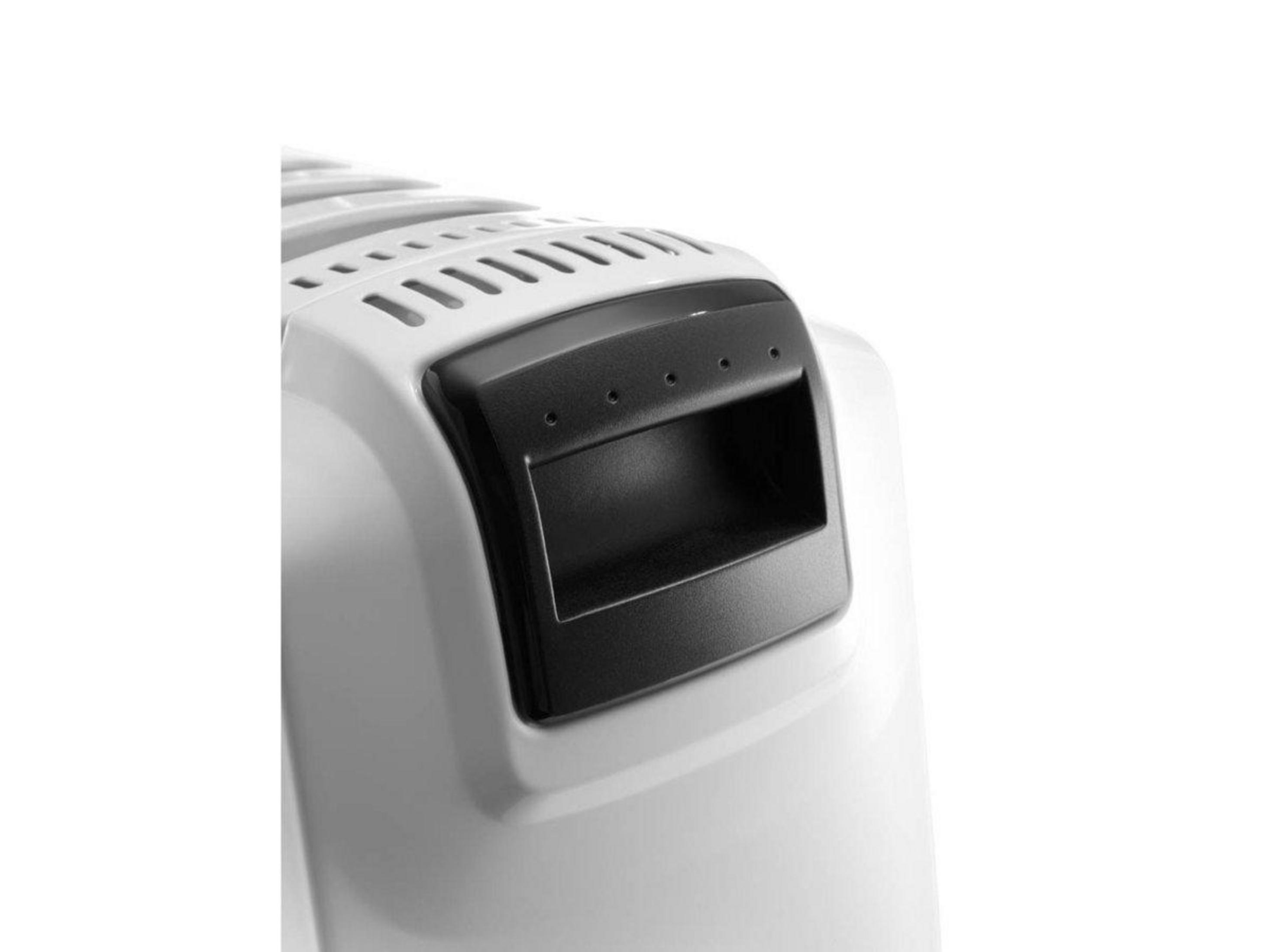 Primo piano dell'alloggiamento bianco di un radiatore con maniglia nera.