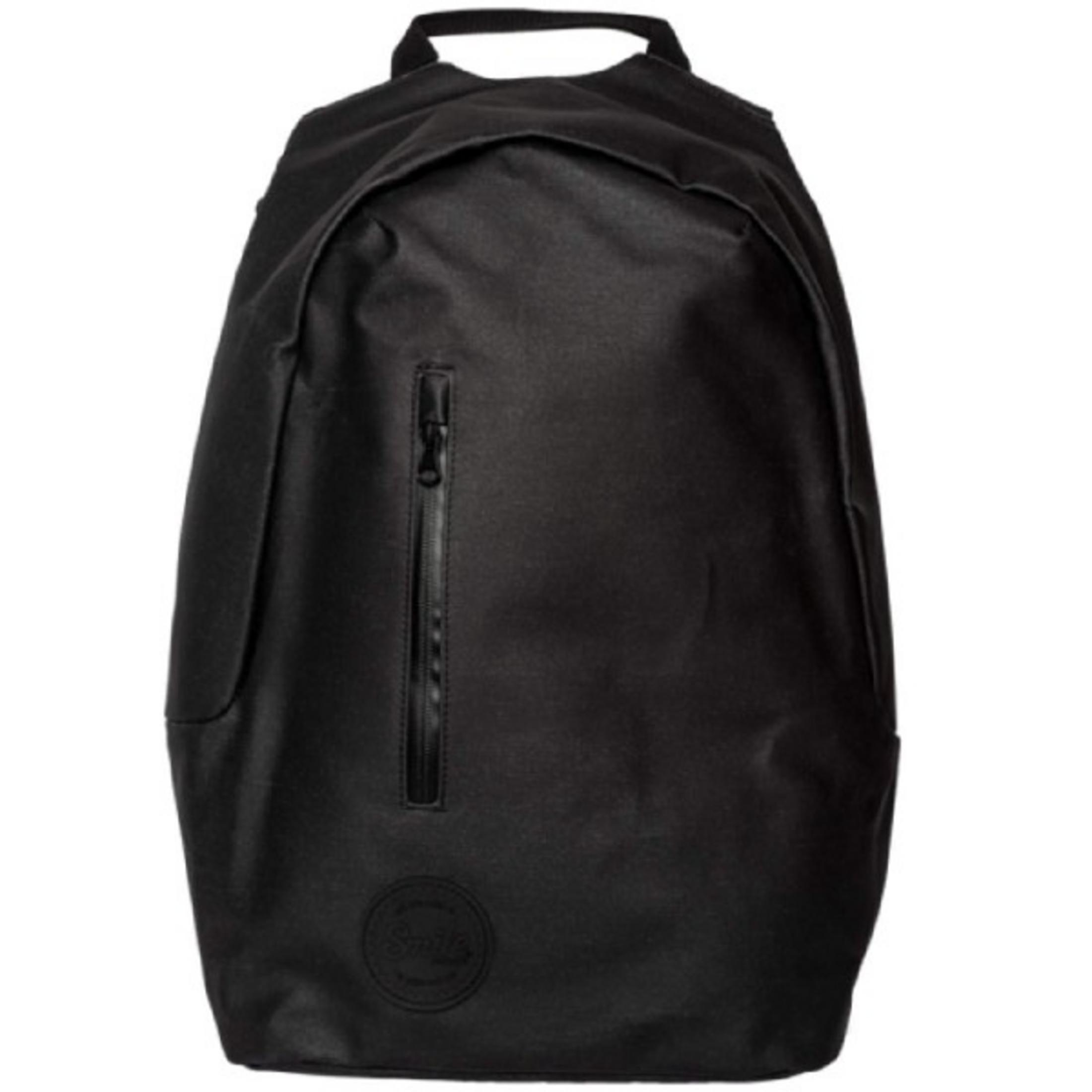 Una mochila negra con bolsillo con cremallera y logotipo.