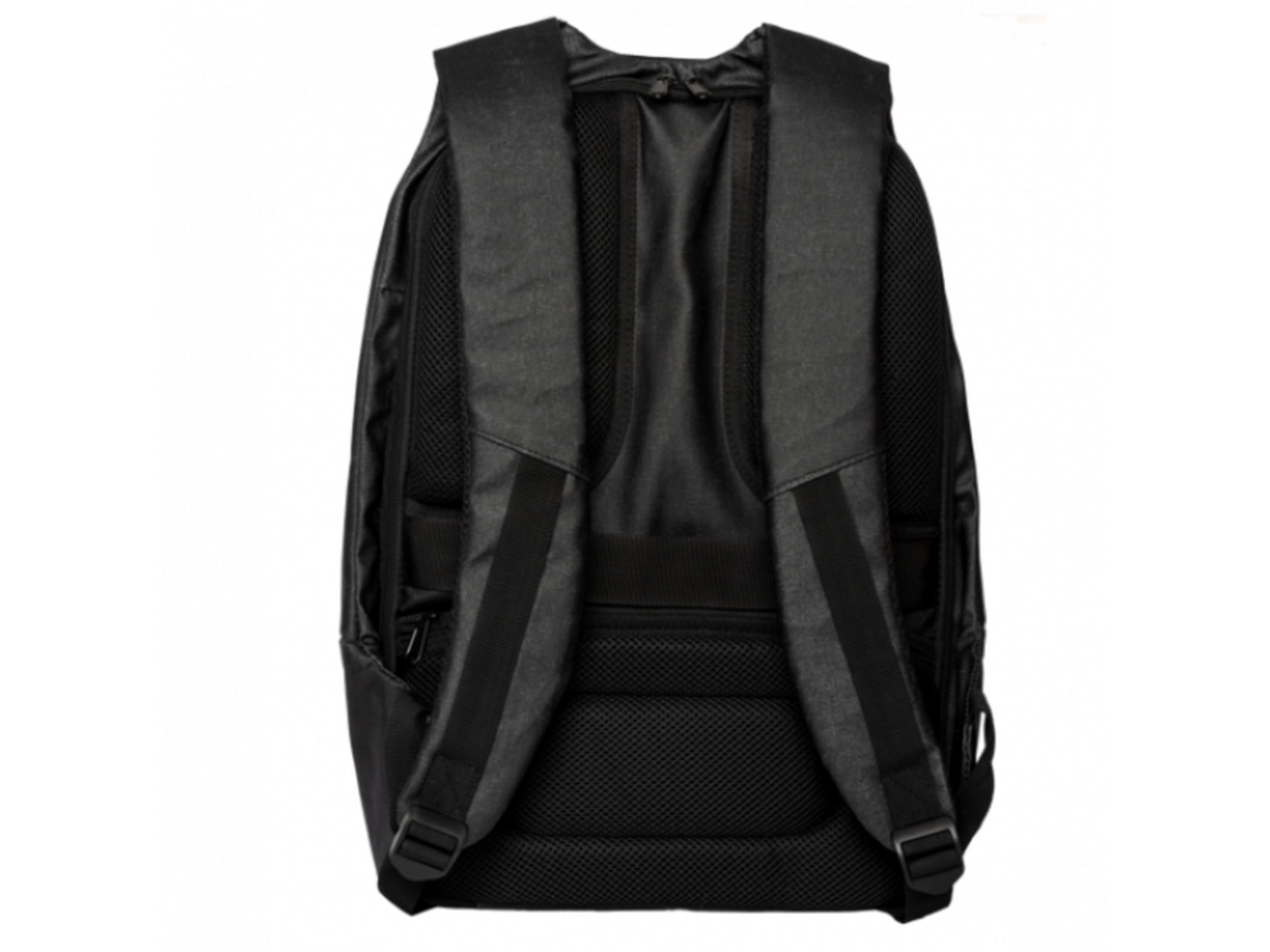 Vista trasera de una mochila negra con correas acolchadas y panel trasero de malla.