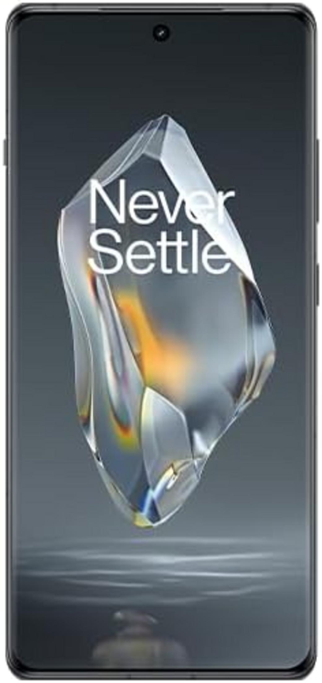 Uno smartphone mostra un cristallo con la scritta 'Never Settle'.