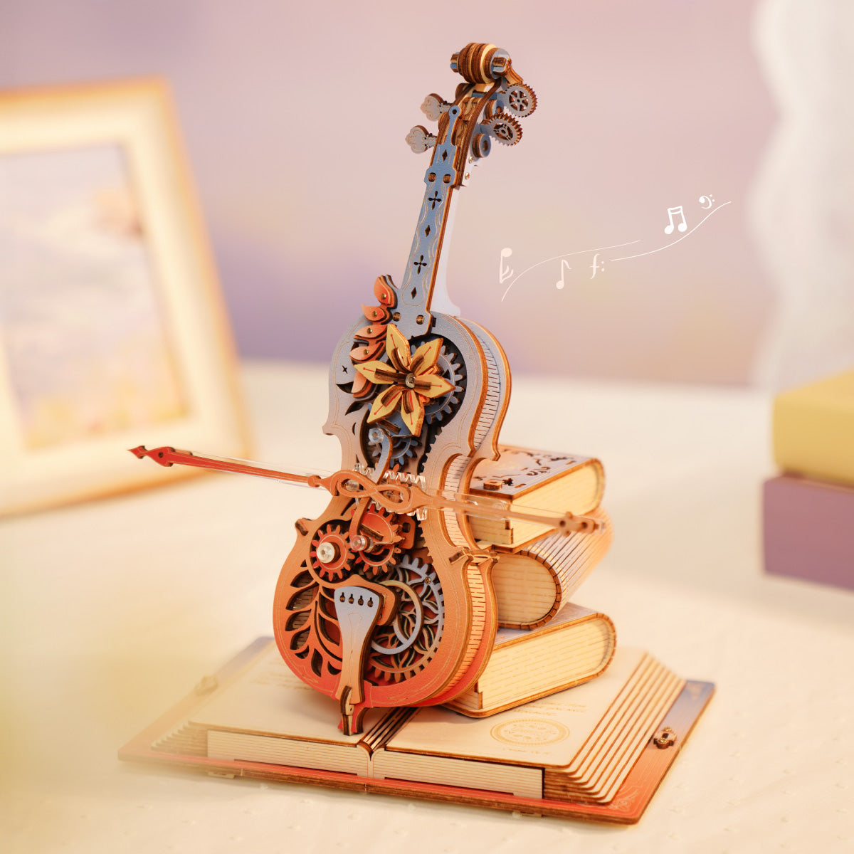 Üst üste yığılmış kitaplar üzerinde dişlileri olan ahşap keman modeli. Müzik notaları süzülüyor.