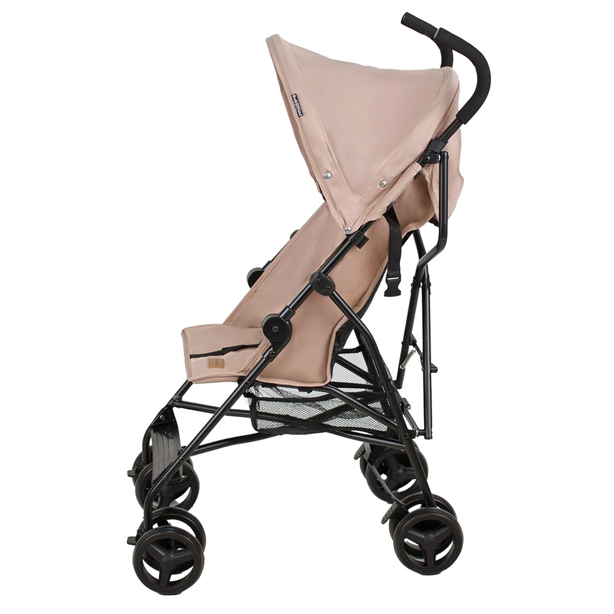 Ein beiger Kinderwagen mit schwarzem Rahmen und Rädern, von der Seite gezeigt.