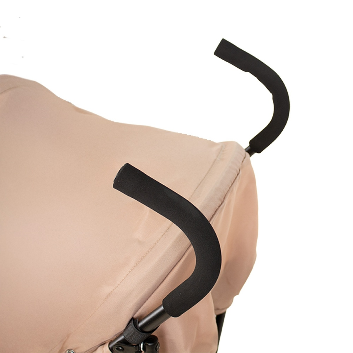 Nahaufnahme eines beigefarbenen Kinderwagens mit schwarzen Griffen.