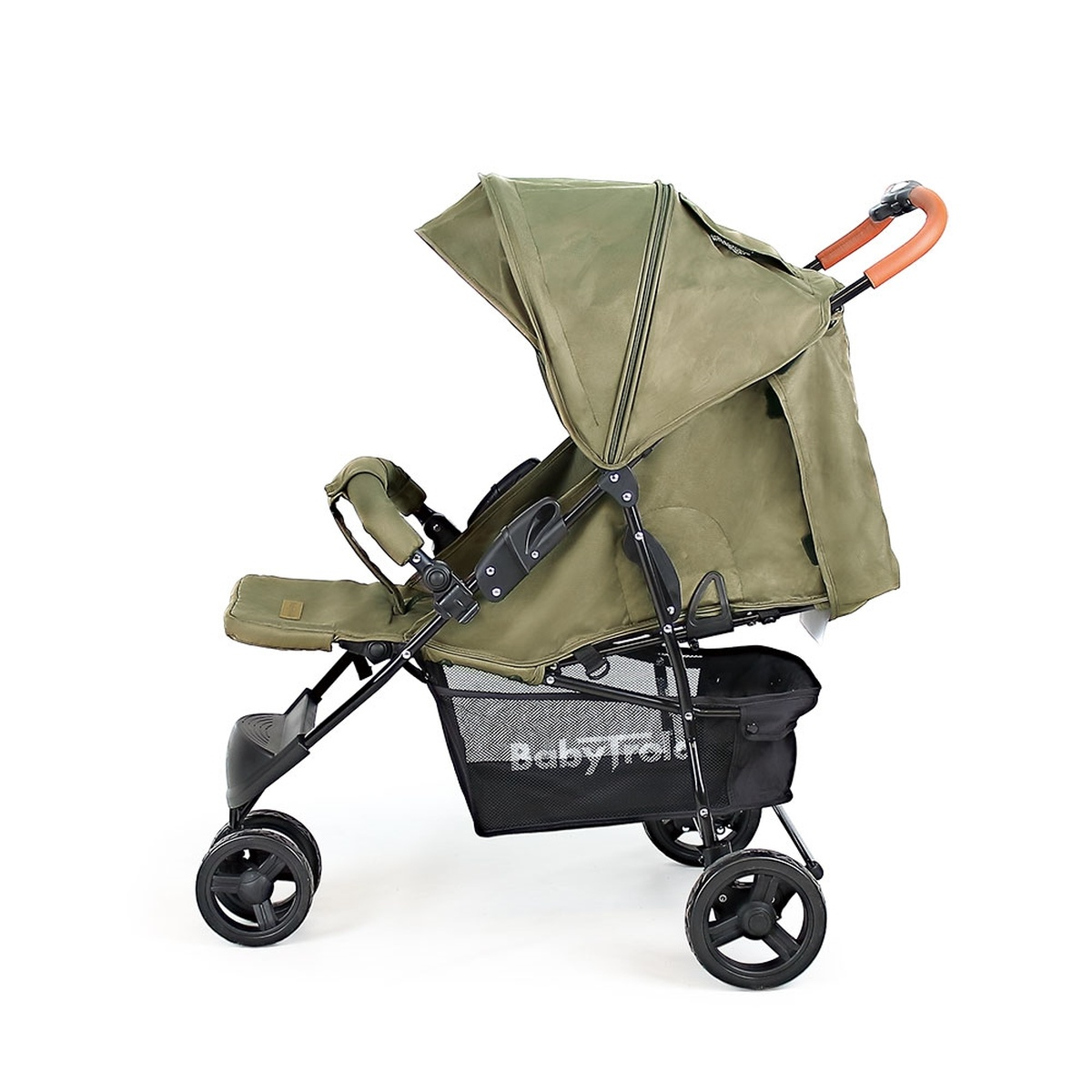 Ein olivgrüner Kinderwagen mit Holzgriff und schwarzem Korb auf weißem Hintergrund.