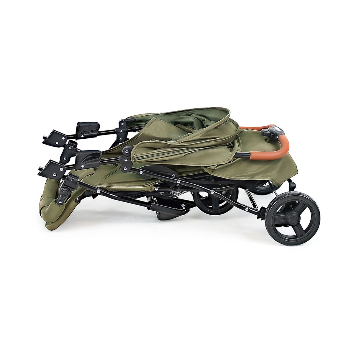 Ein zusammengeklappter olivgrüner Kinderwagen mit schwarzen Rädern und braunen Griffen, auf weißem Grund.