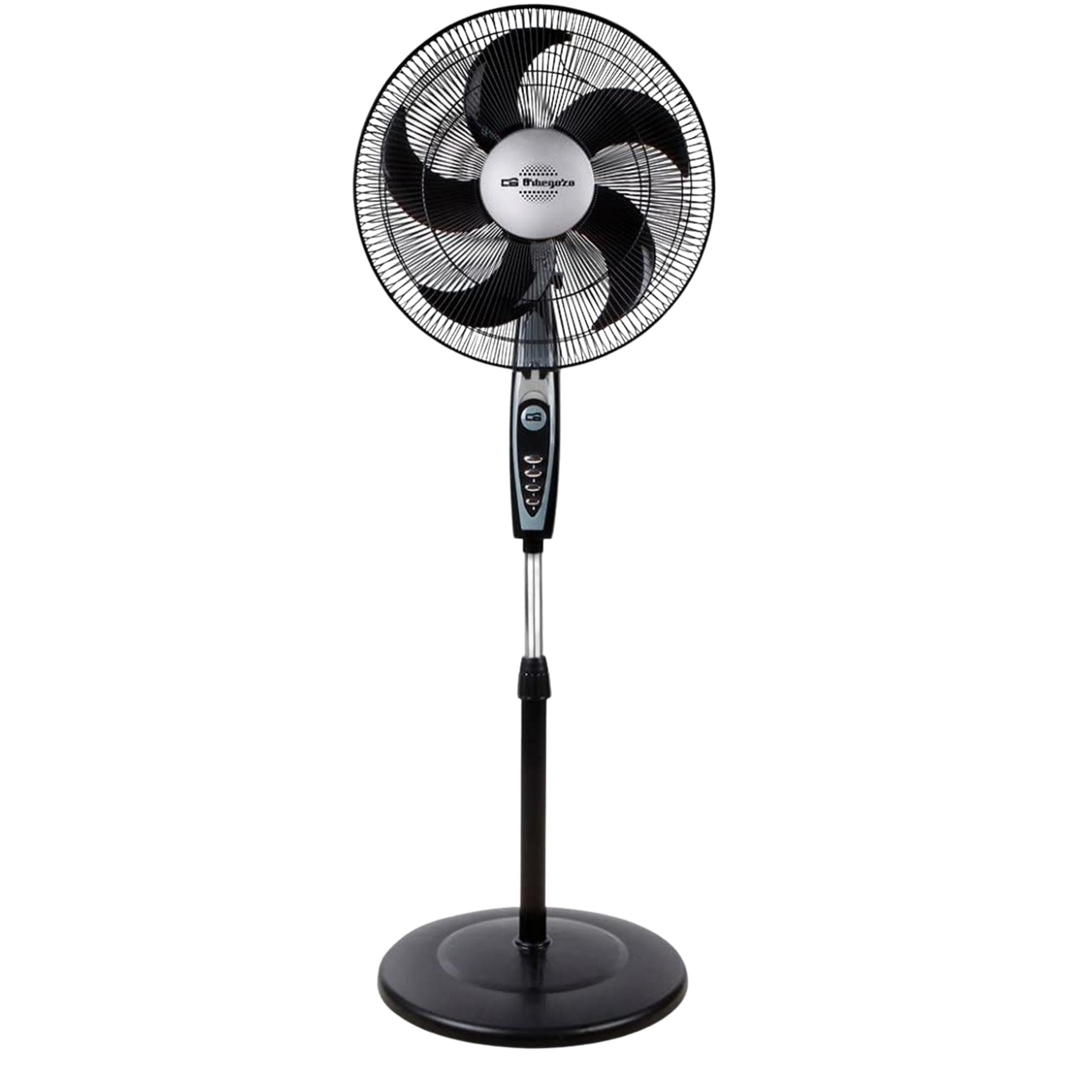 Un ventilatore da terra nero con centro argentato e pale nere.