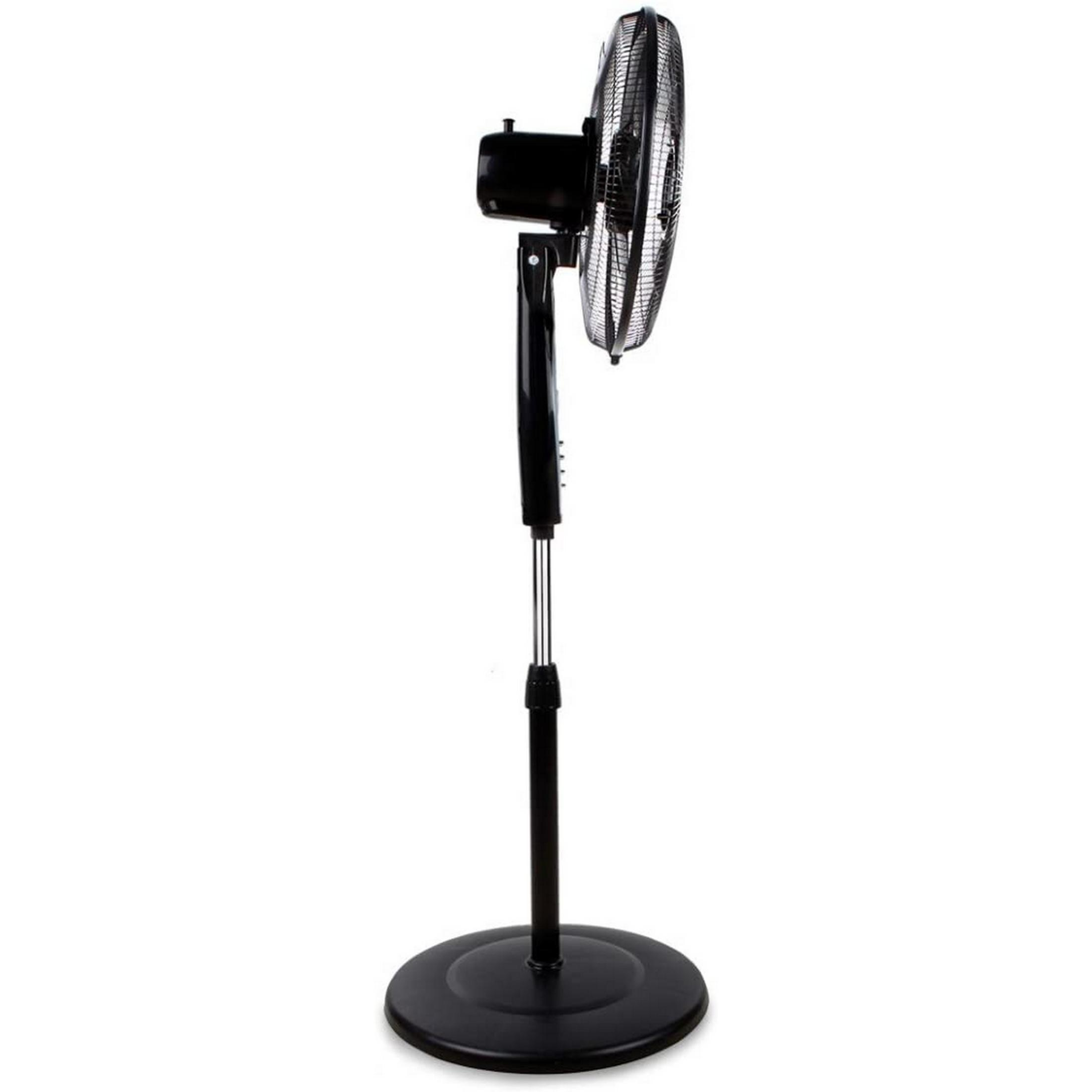 Un ventilatore da terra nero con base rotonda e supporto regolabile.