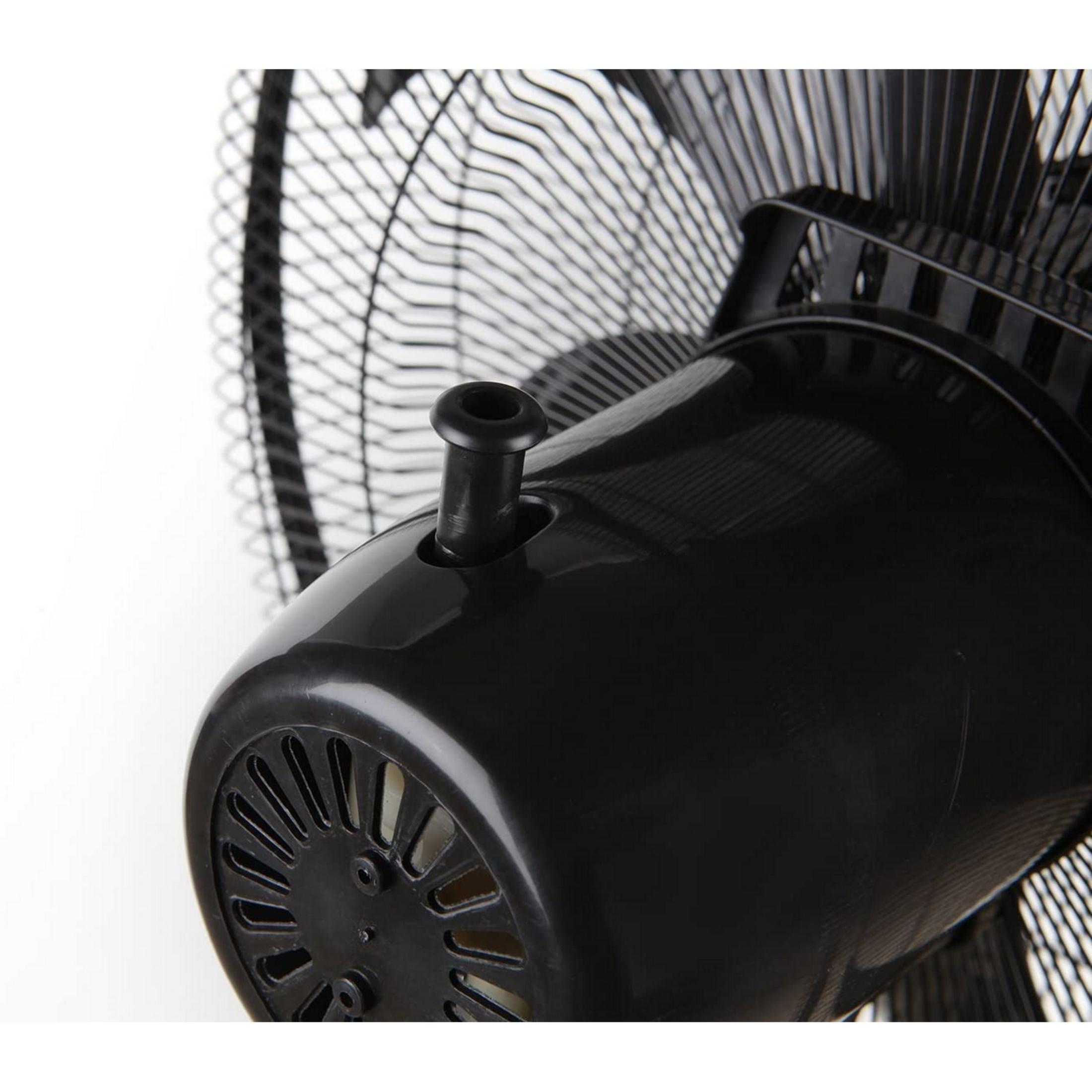 Primo piano di un ventilatore nero, che mostra la griglia protettiva e il motore.