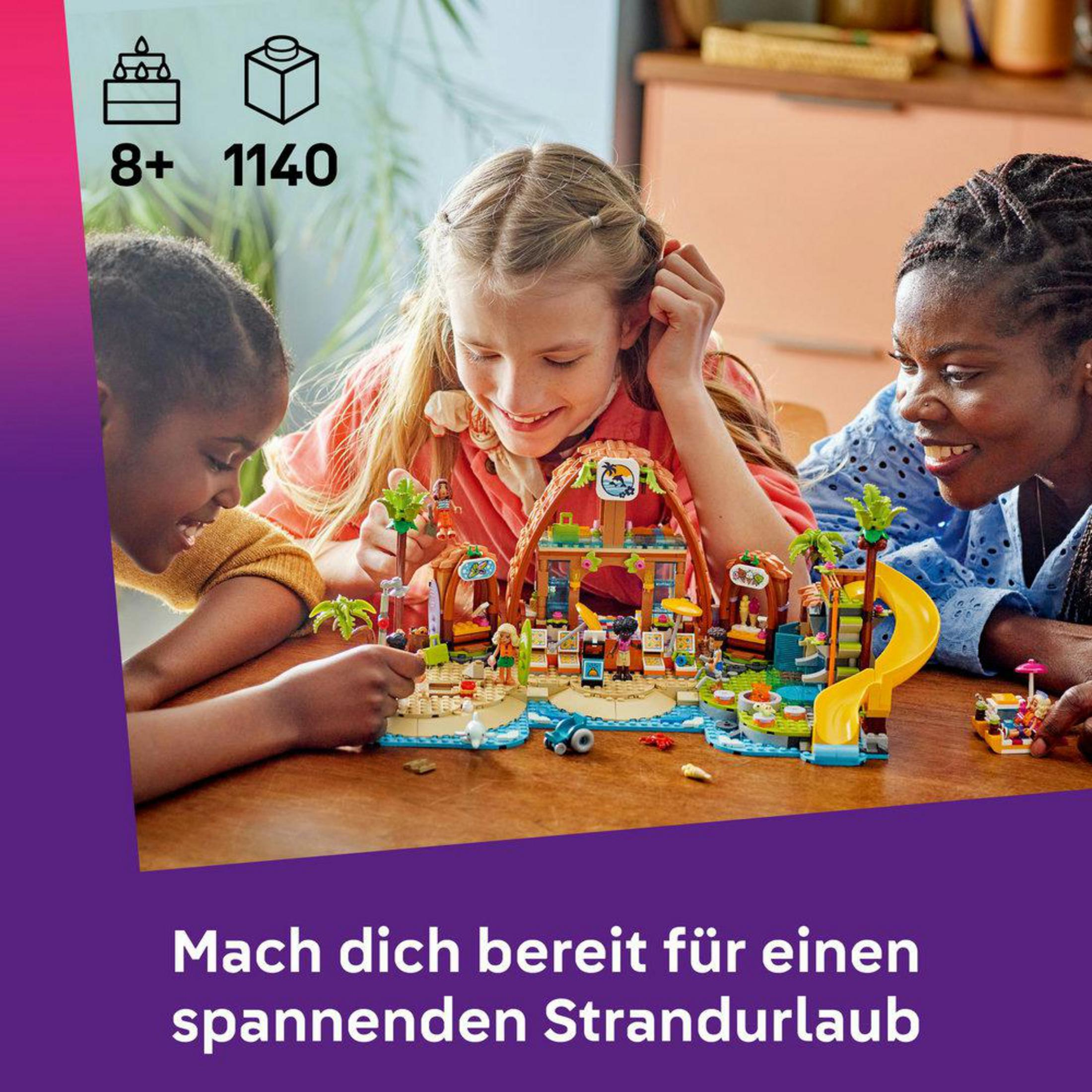 Tre bambini costruiscono un set da spiaggia Lego con scivolo e palme. Età 8+, 1140 pezzi.