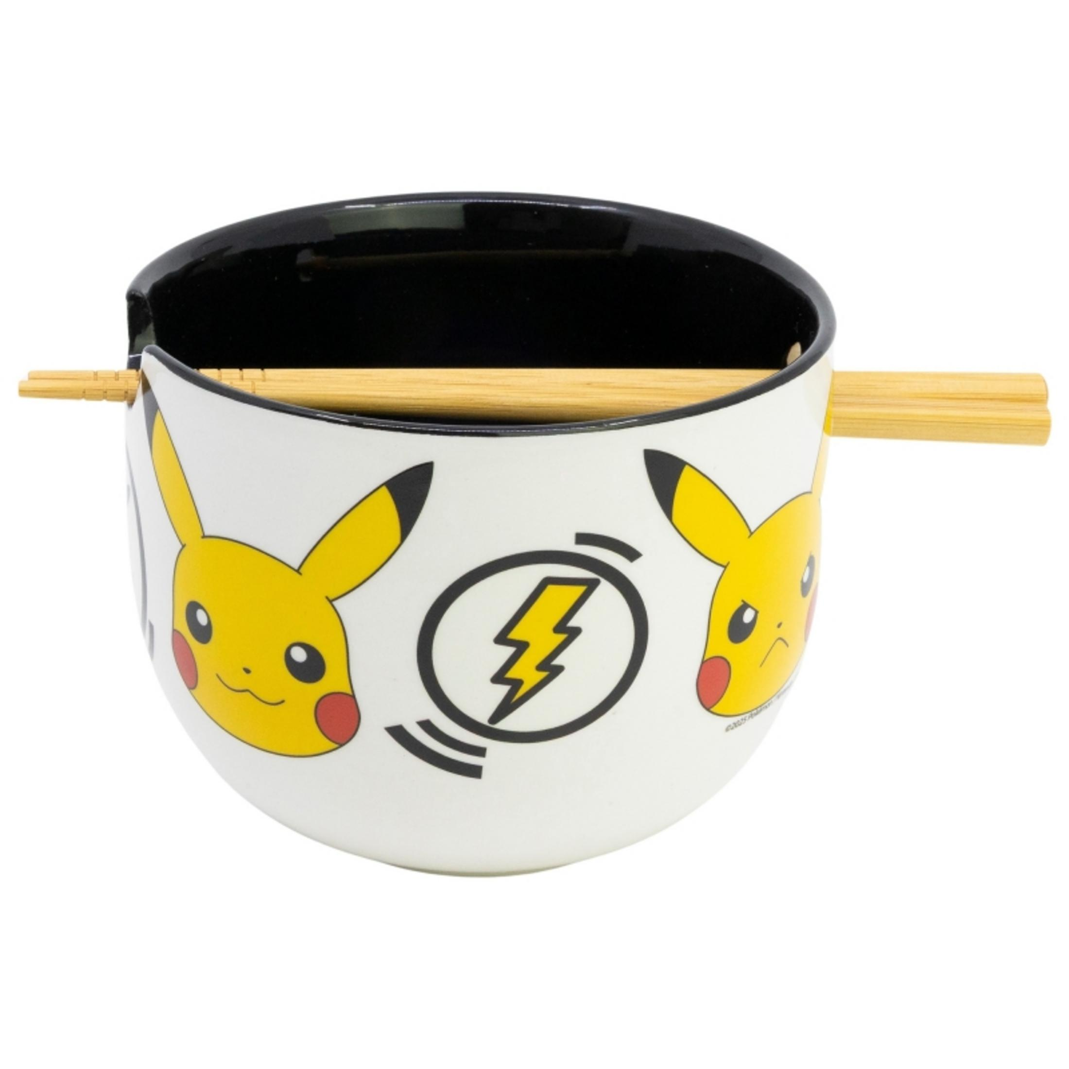 Un cuenco blanco con motivo de Pikachu y palillos.