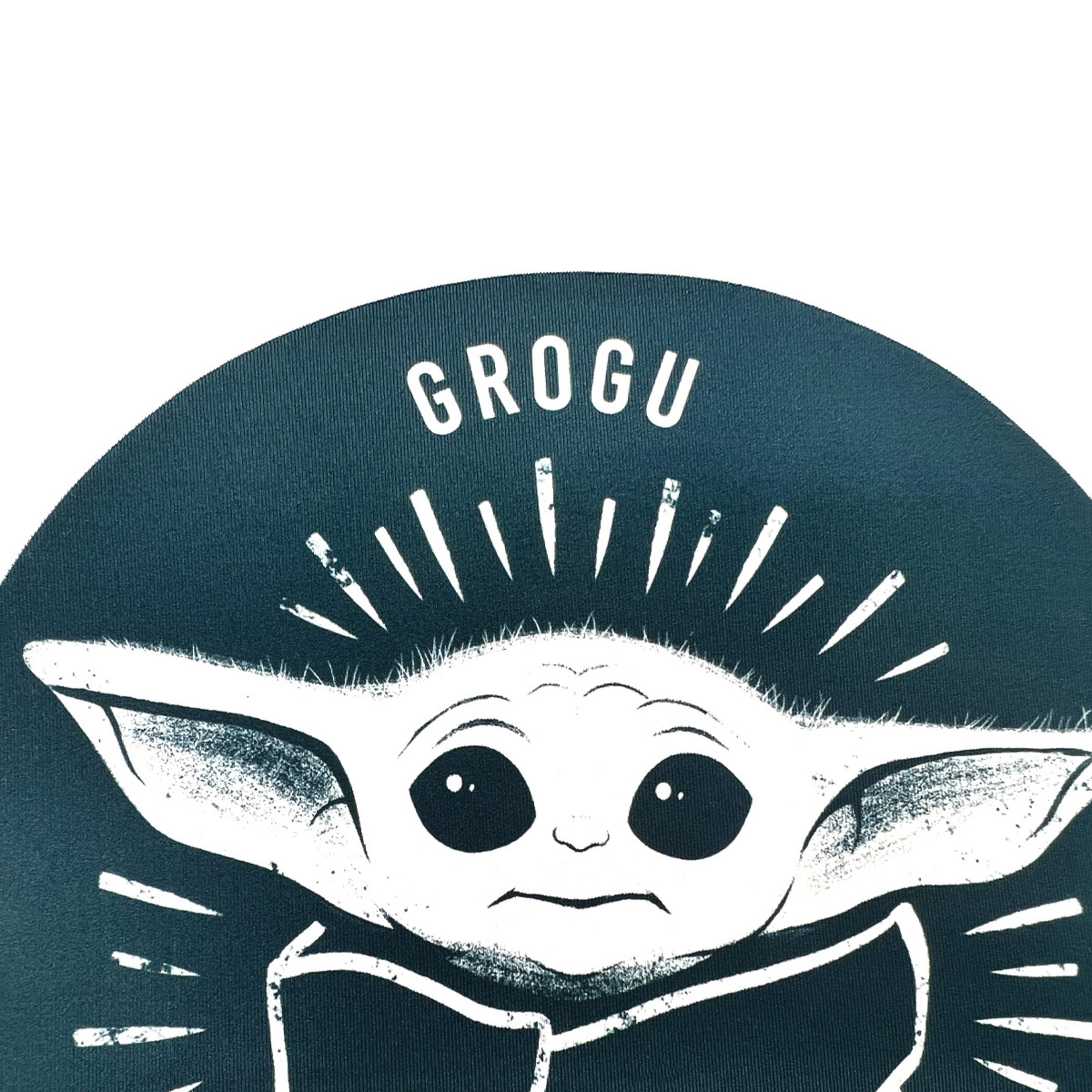 Un Grogu bianco con grandi occhi guarda avanti. Il testo GROGU è sopra.