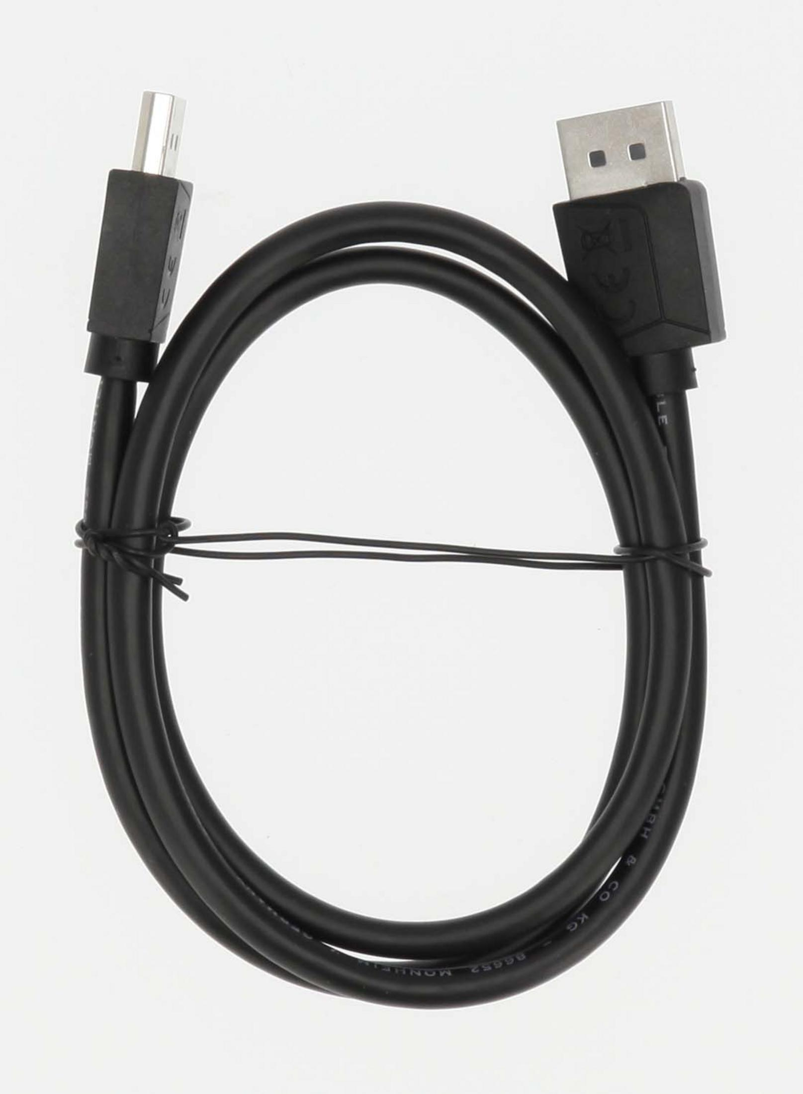 Un cable USB negro con dos conectores, enrollado.