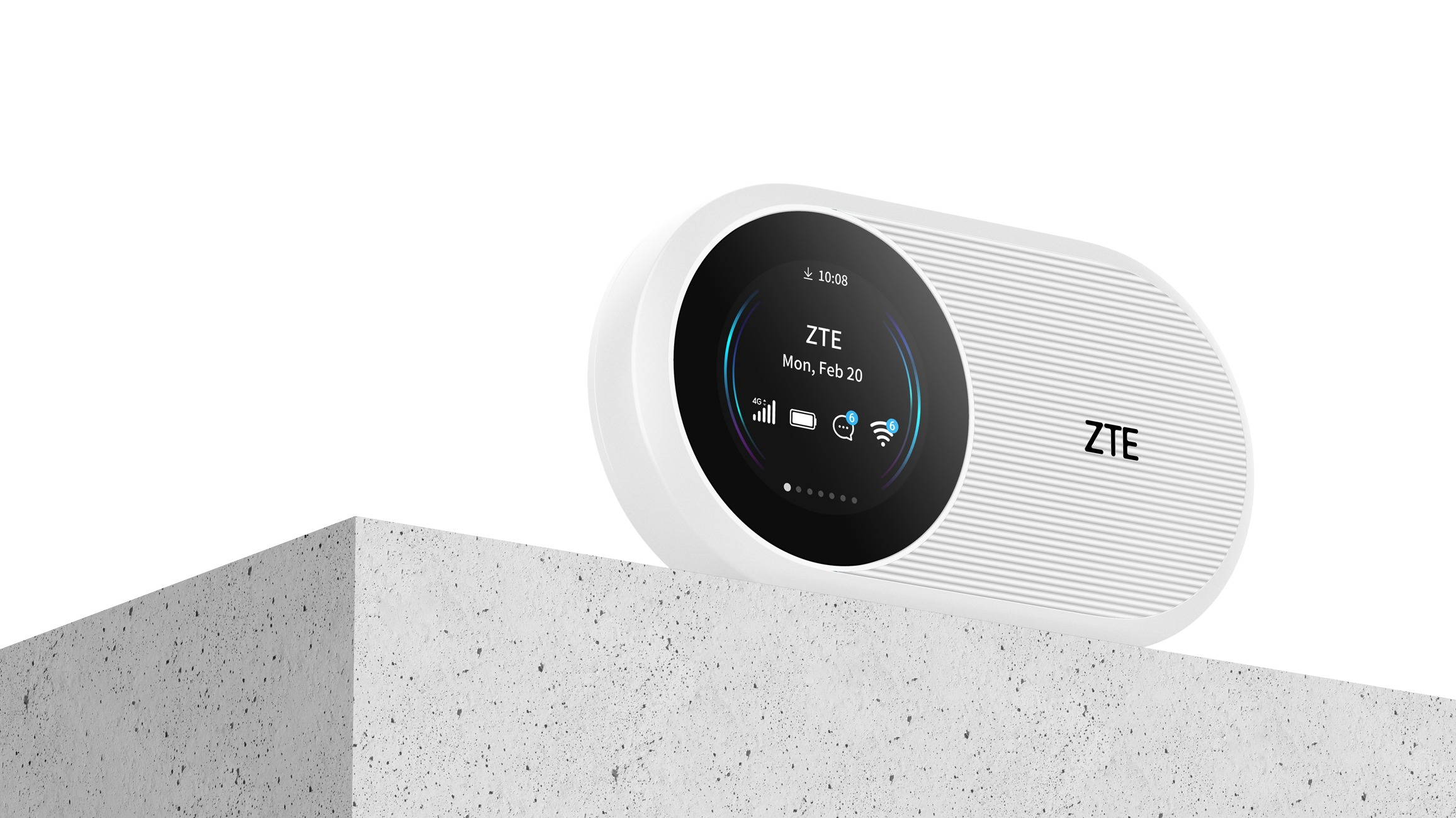 Ein weißer ZTE-Mobilfunk-Hotspot mit Display auf einer Betonstruktur.