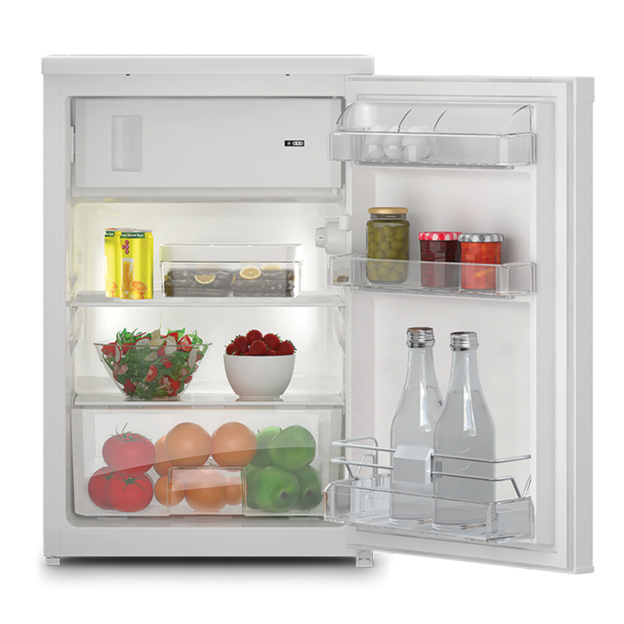 Ein offener weißer Kühlschrank mit Lebensmitteln wie Tomaten, Eiern und Obst.