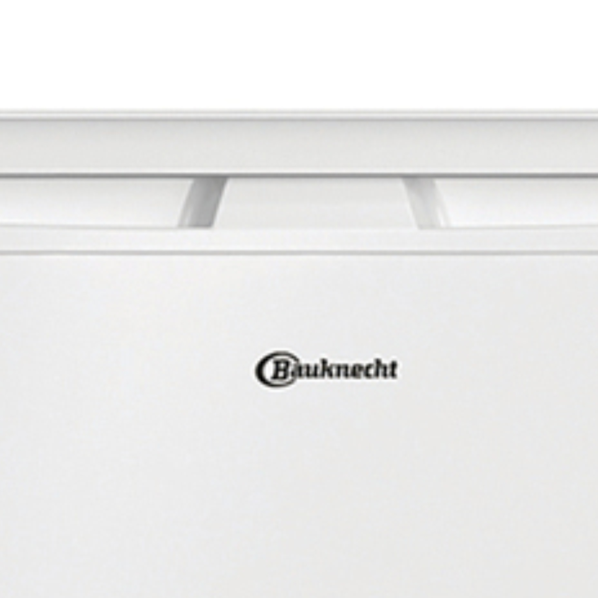 Ein weißer Bauknecht-Kühlschrank mit sichtbaren Lüftungsschlitzen oben.