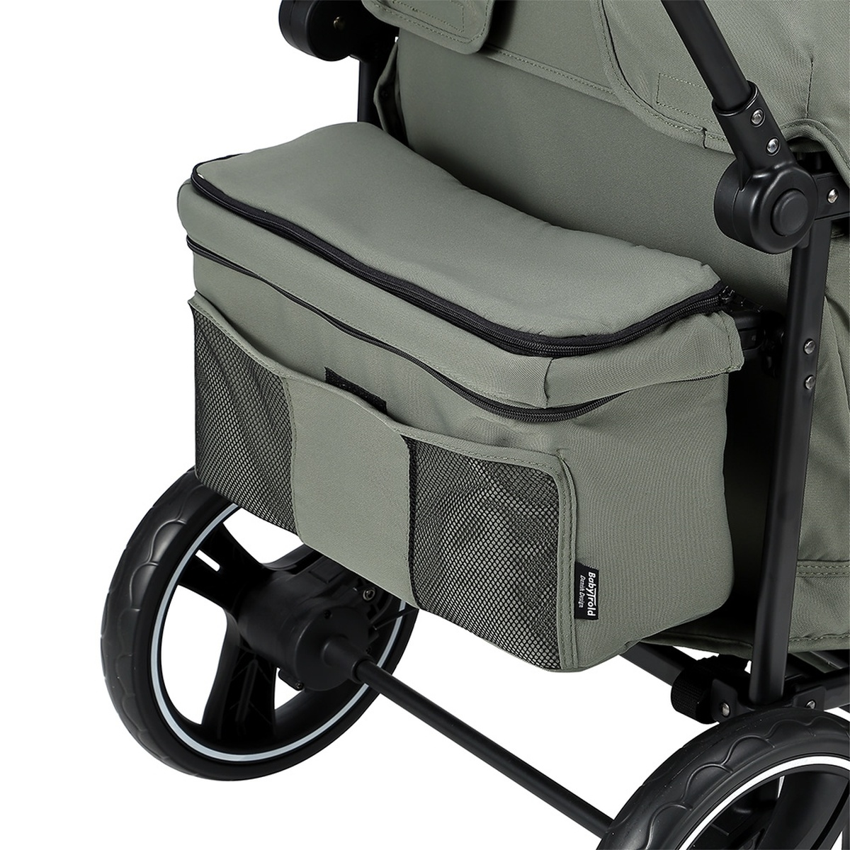 Grauer Kinderwagen mit Reißverschlusstasche und Netztaschen.