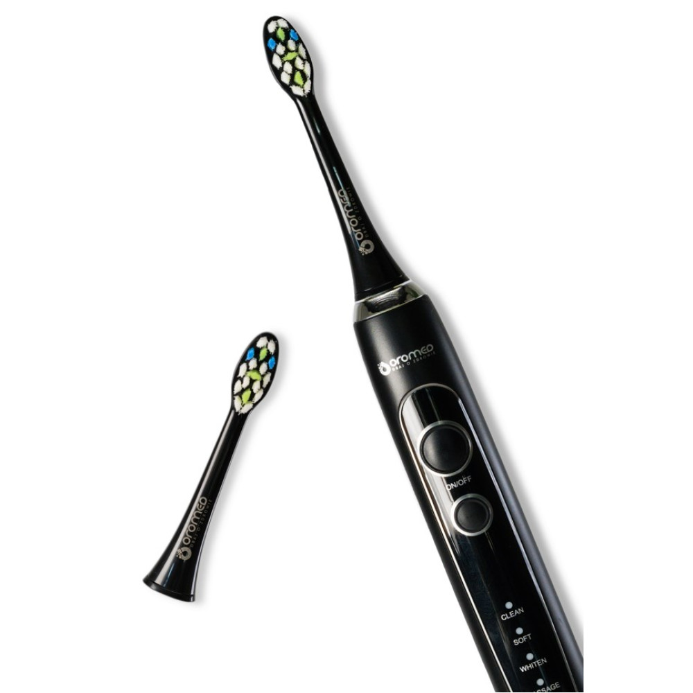 Uno spazzolino elettrico nero e una testina di ricambio con setole colorate su sfondo bianco.