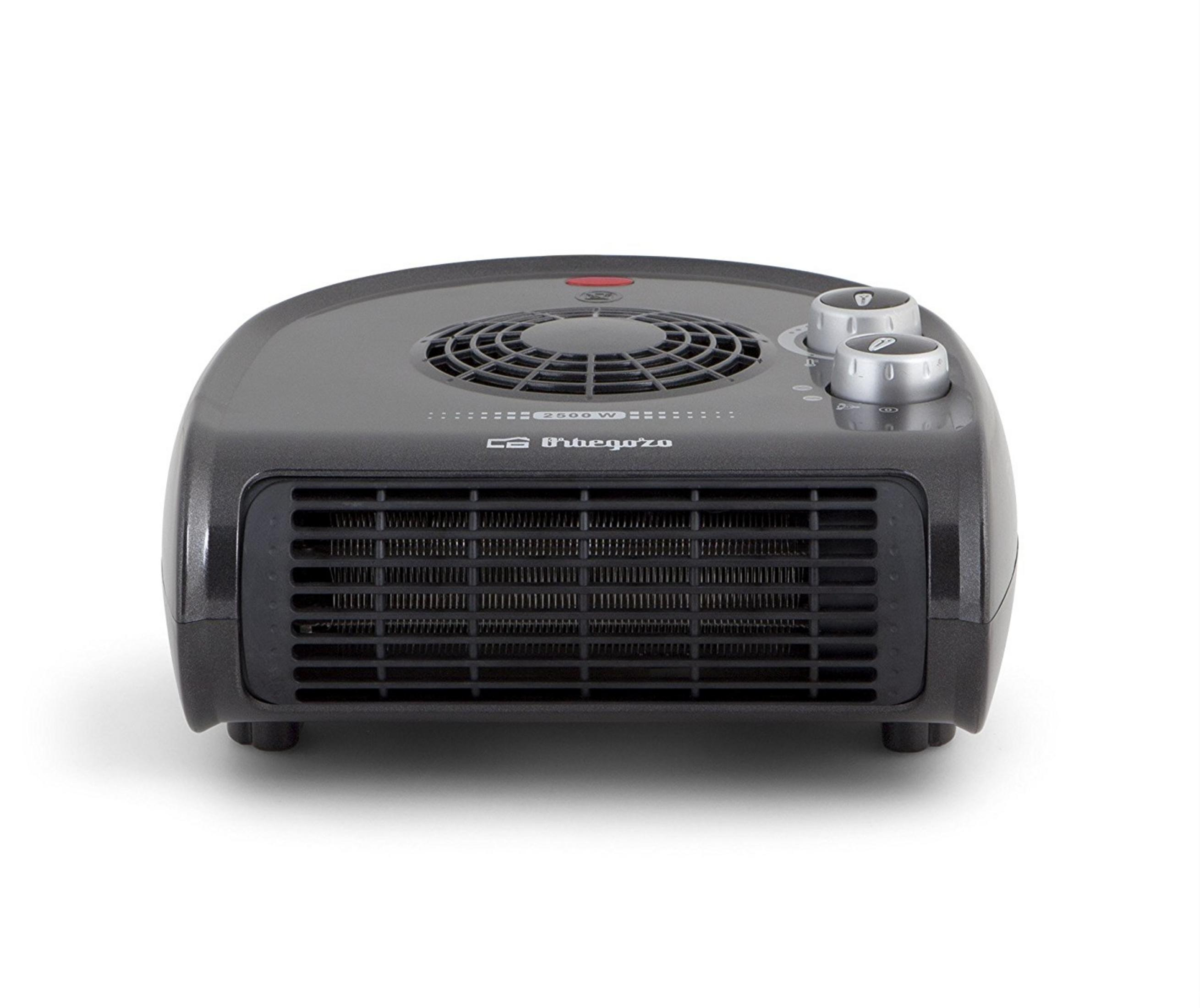 Una stufetta a ventola grigia con griglia di ventilazione e manopole su sfondo bianco.