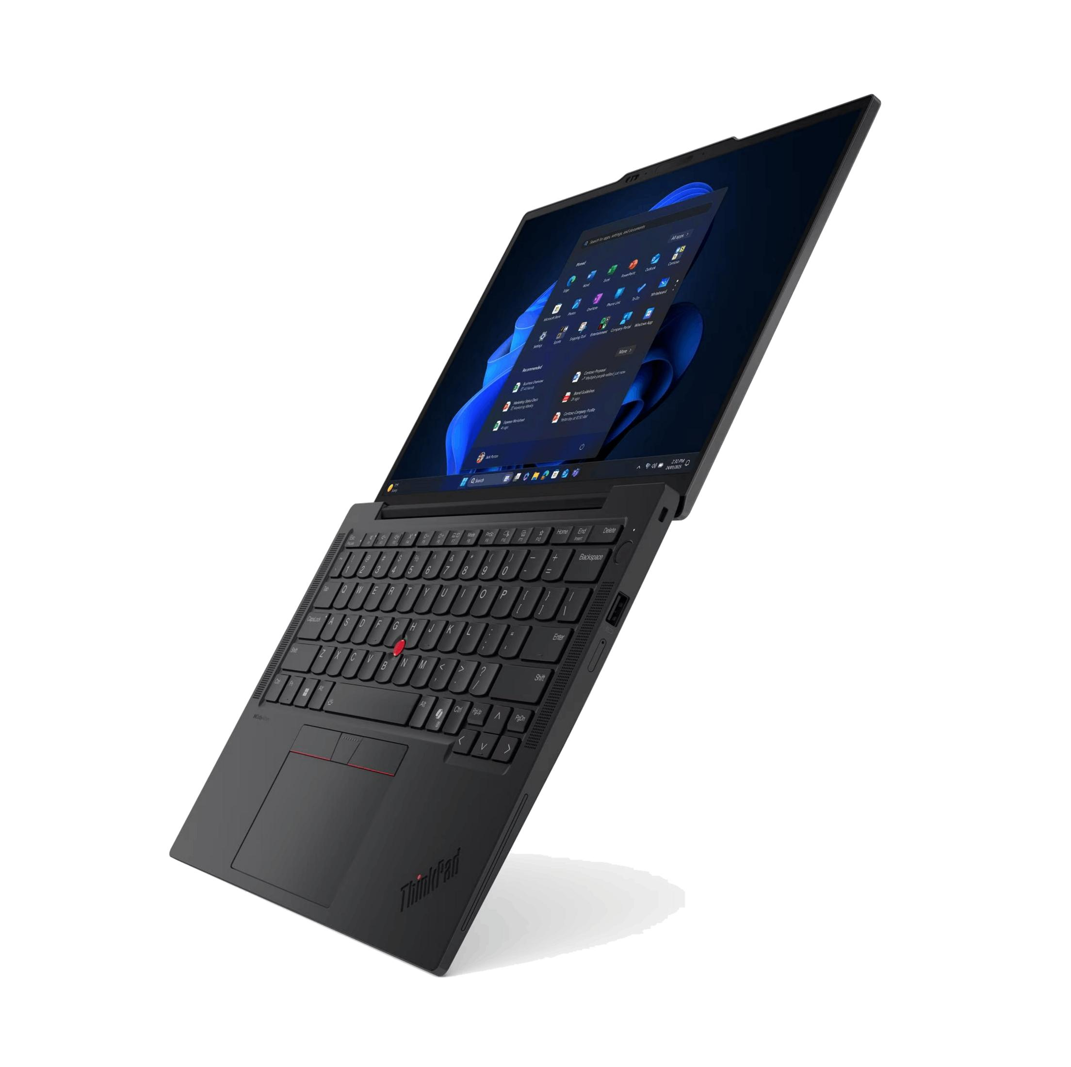 Un portátil negro con teclado y pantalla abiertos sobre fondo blanco.