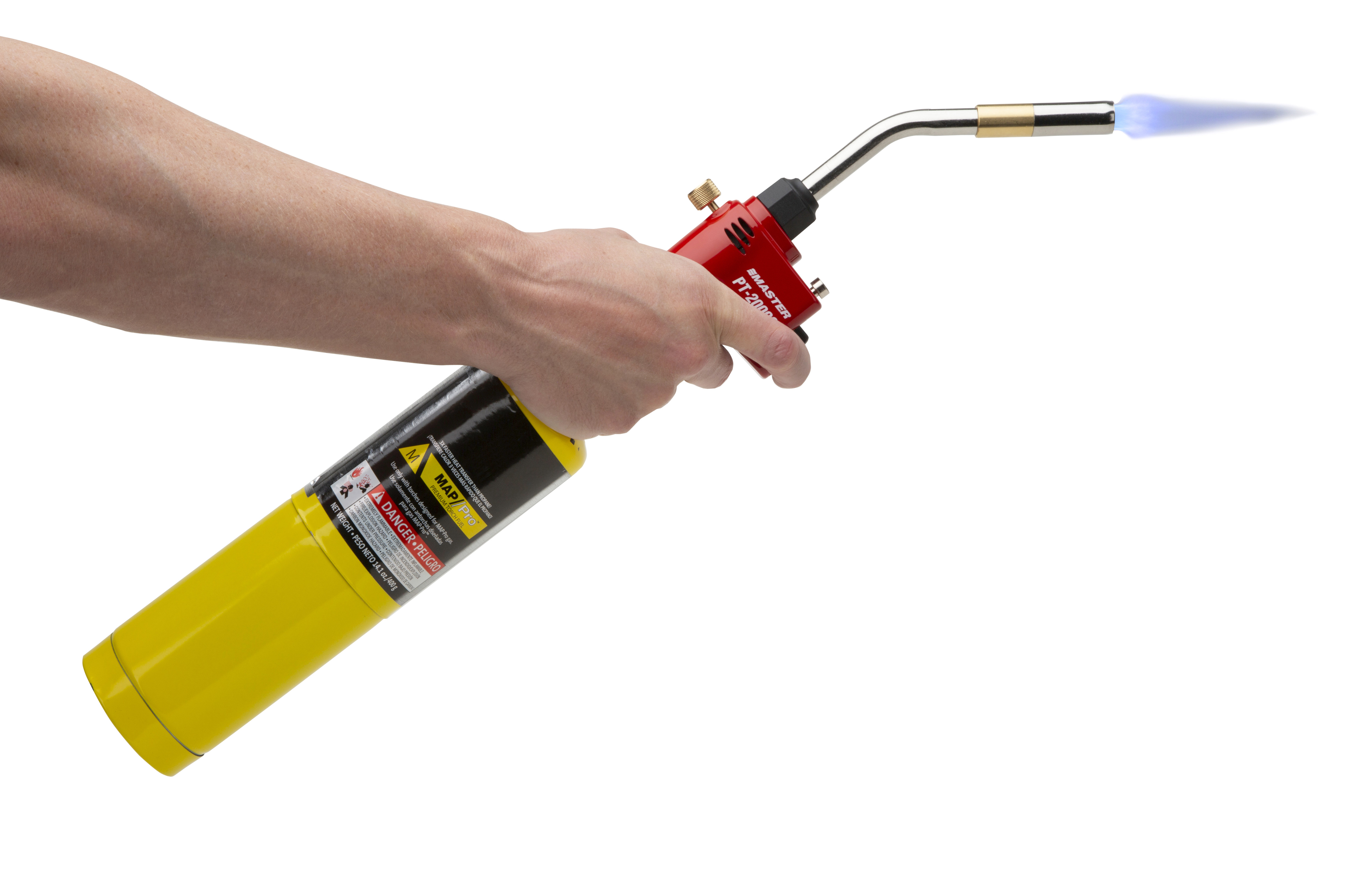 Eine Hand hält eine rote Lötlampe mit gelbem Tank und blauer Flamme.