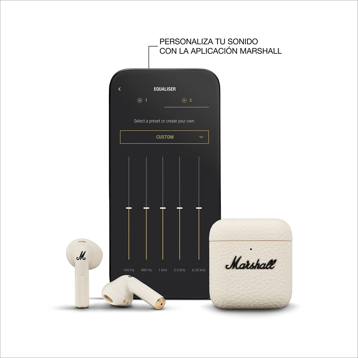 Auricolari e custodia Marshall bianchi accanto a uno smartphone con app equalizzatore.