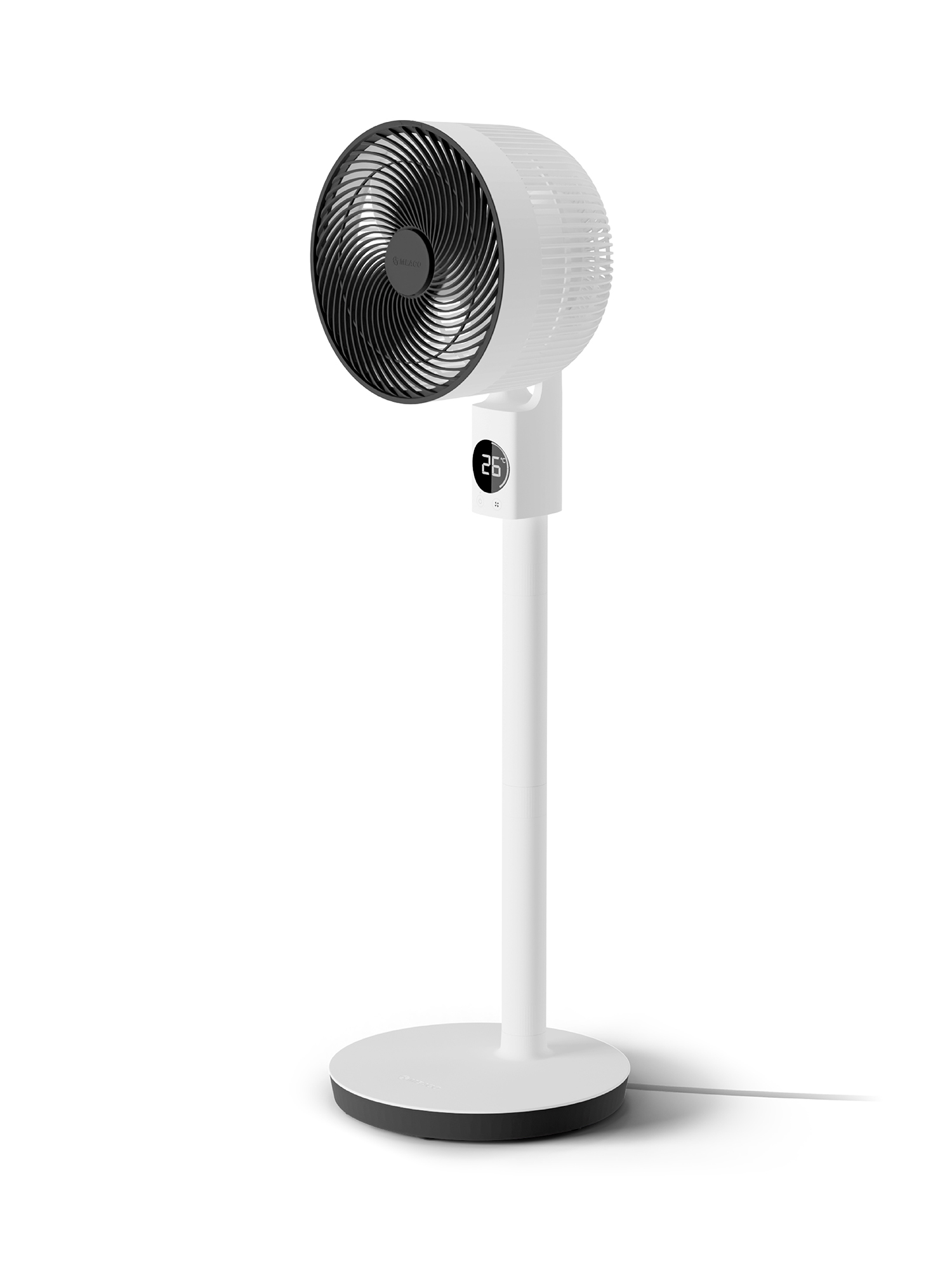 Ein weißer Standventilator mit schwarzem Gitter und digitaler Anzeige von 26 Grad.