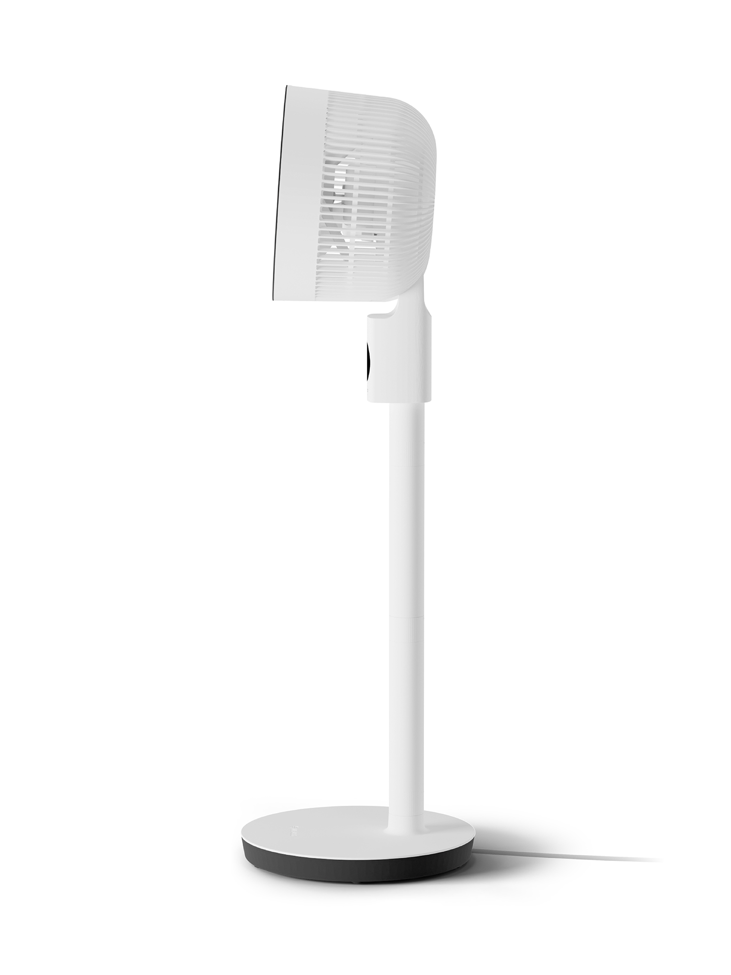 Ein weißer Standventilator mit rundem Sockel und schmalem Ständer.