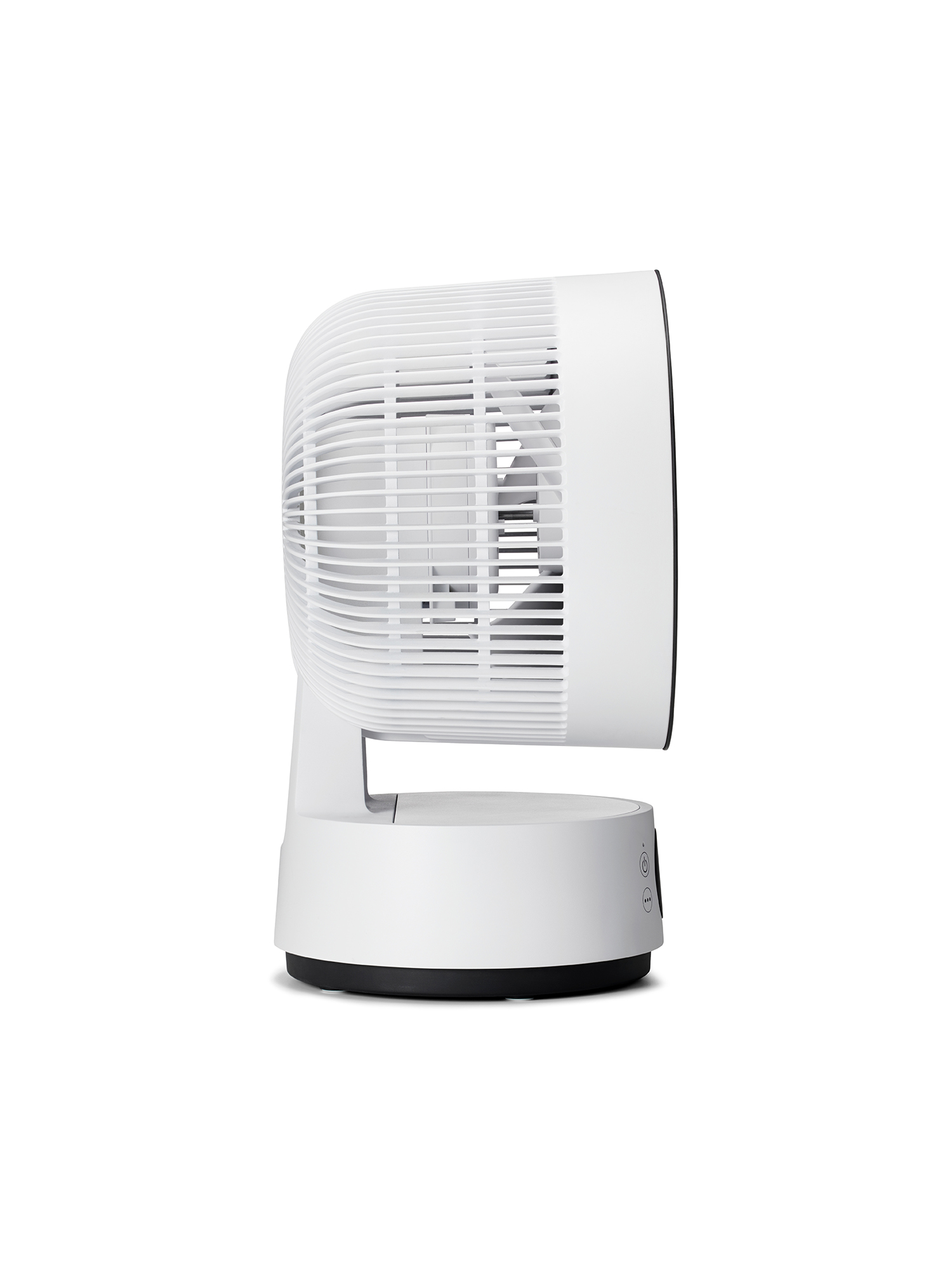 Ein weißer Tischventilator mit rundem Sockel und Lamellenabdeckung.