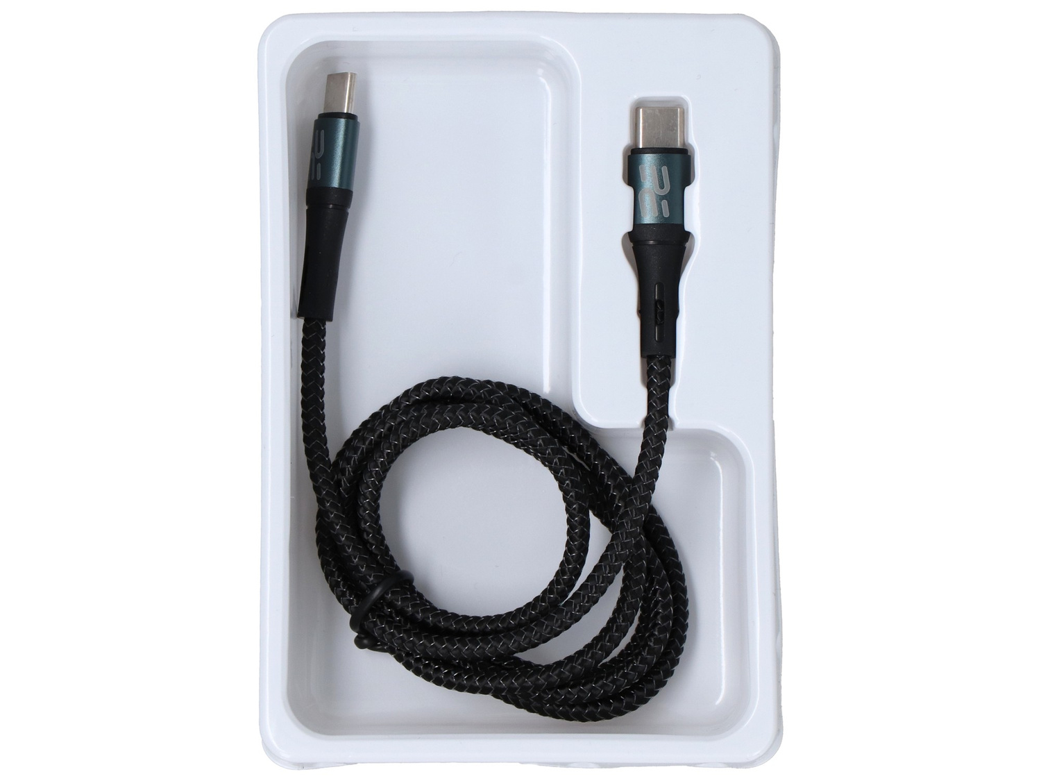 Czarny, pleciony kabel USB-C z turkusowymi akcentami leży zwinięty w białej tacy.
