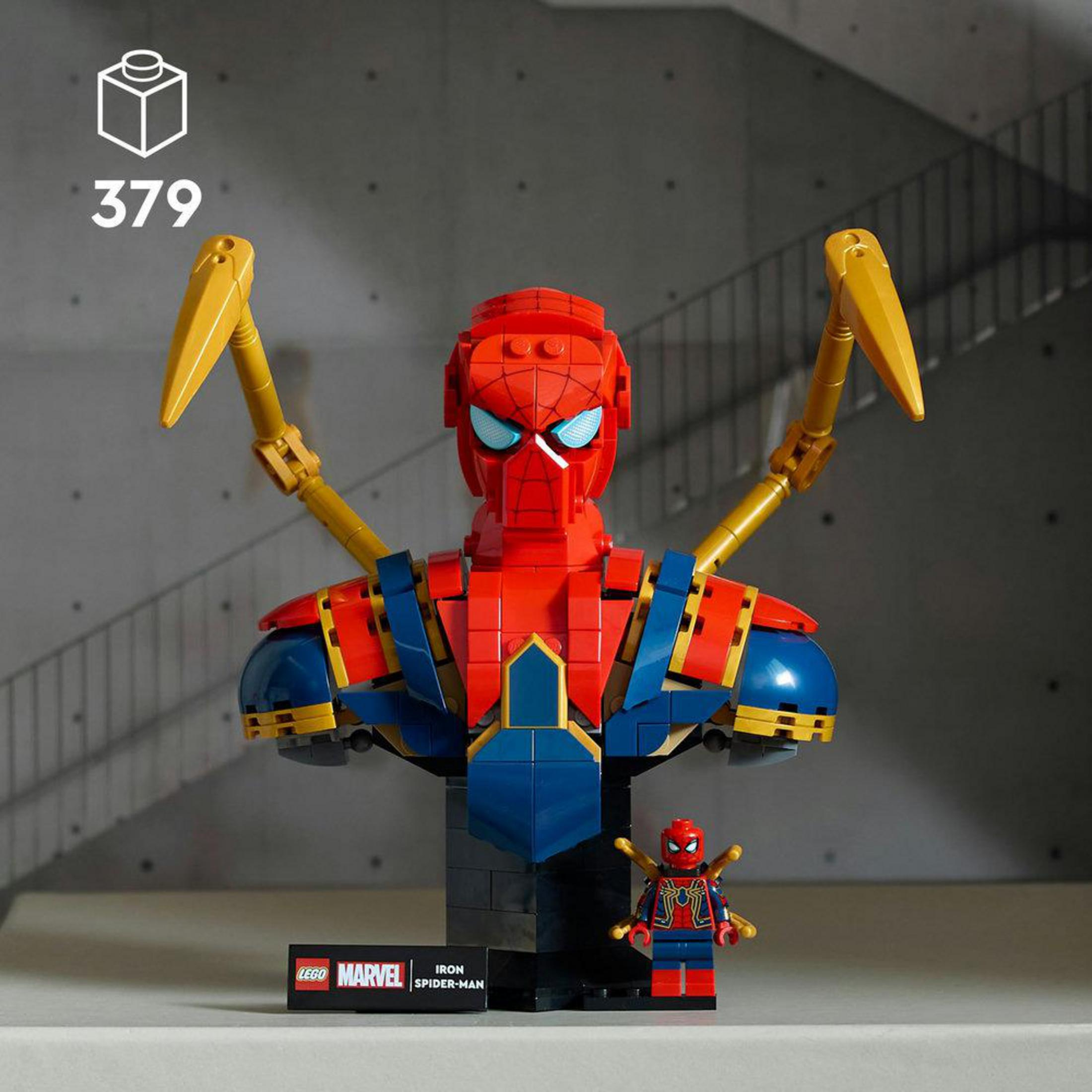 Busto de LEGO Iron Spider-Man con minifigura frente a una escalera.