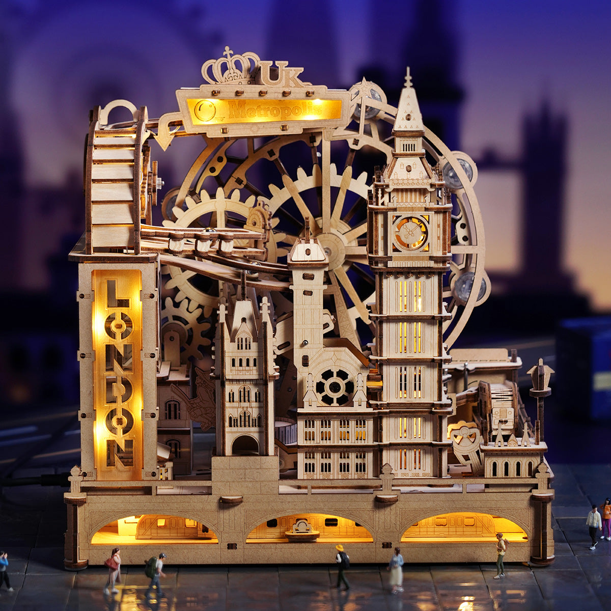 Big Ben ve dönme dolap içeren detaylı ahşap Londra modeli.