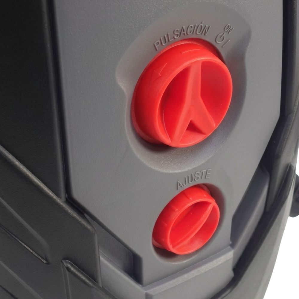 Dos perillas rojas en un panel de control gris con etiquetas.