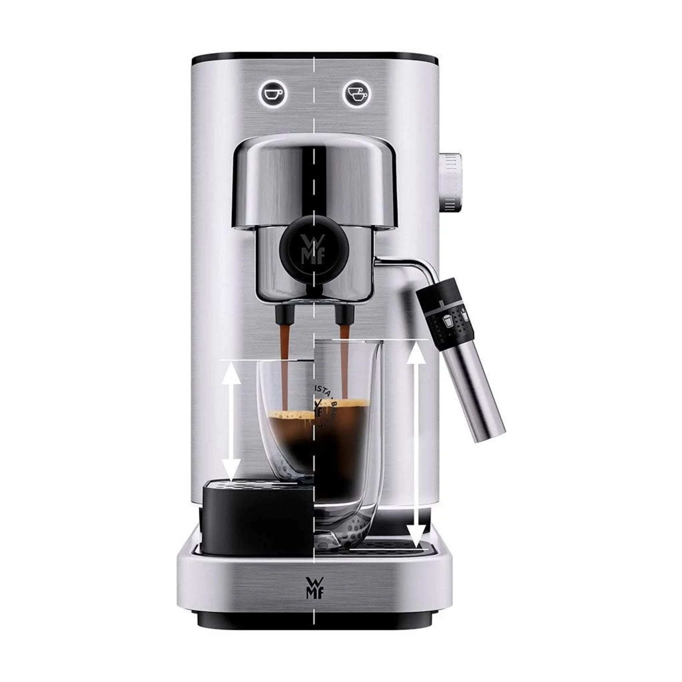 Srebrna maszyna do espresso parzy kawę do szklanki.