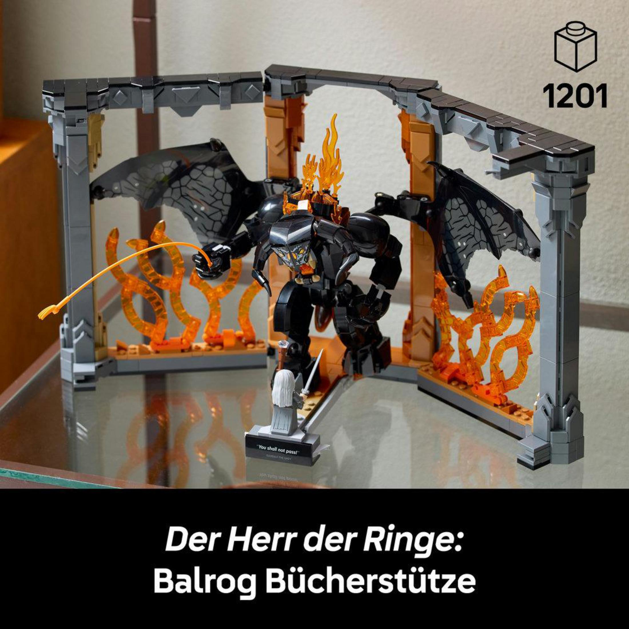 Lego Balrog ze skrzydłami stoi przed krasnoludem z mieczem i płomieniami.