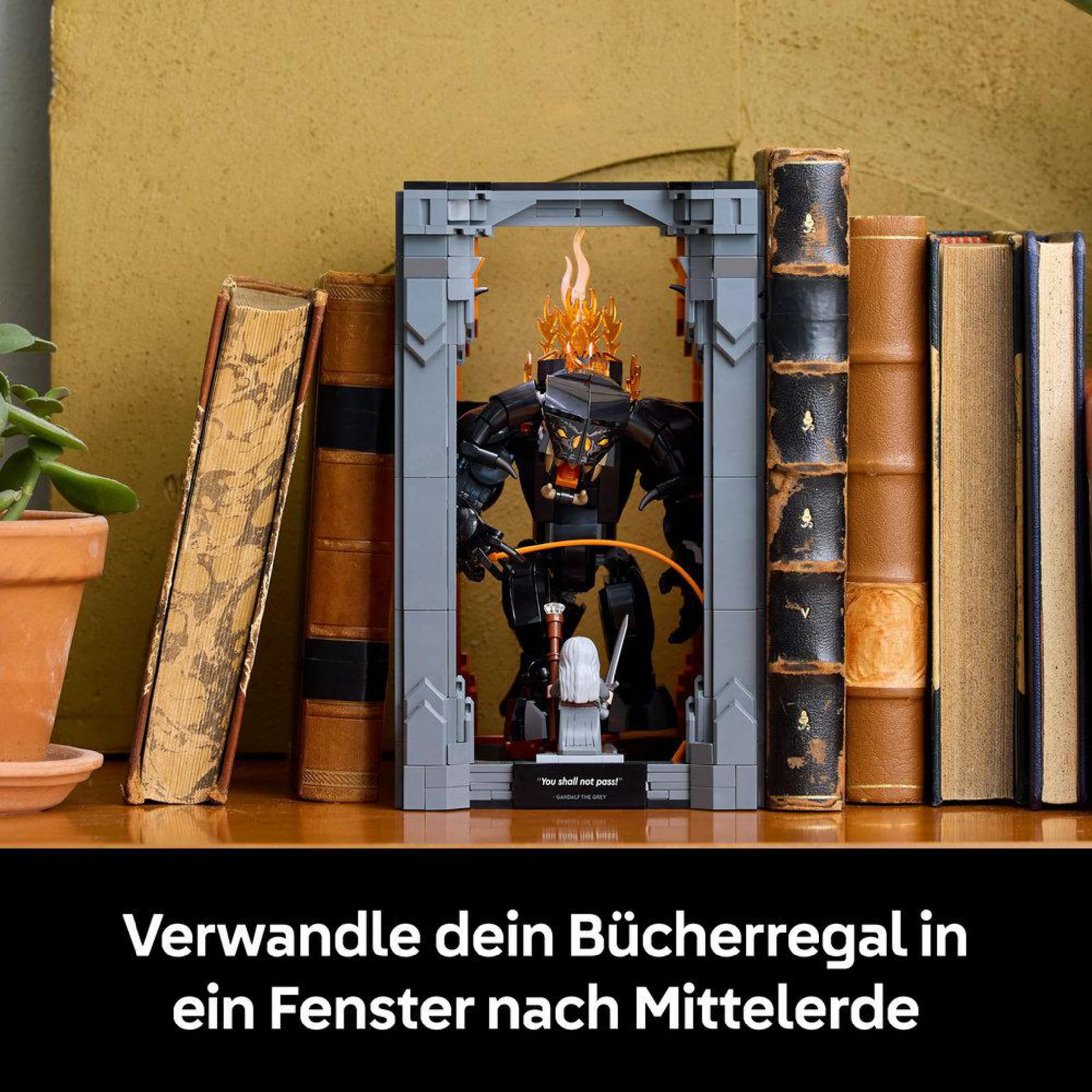 Model Lego Balroga w bramie, przed nim Gandalf. Książki na półce.
