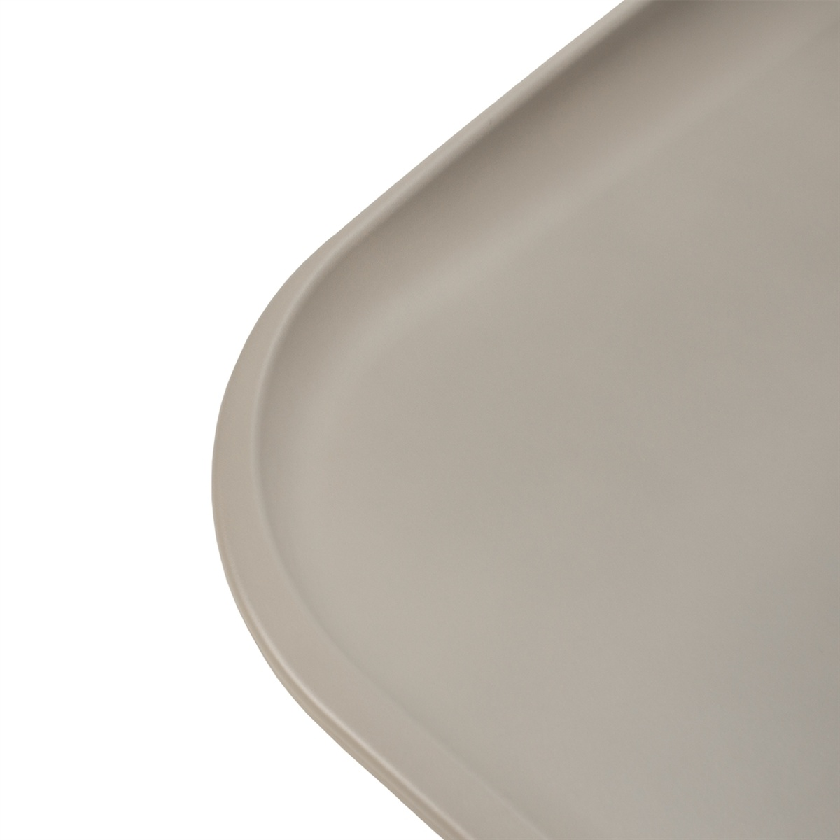 Eine beige, schalenförmige Oberfläche mit abgerundeten Kanten auf weißem Hintergrund.
