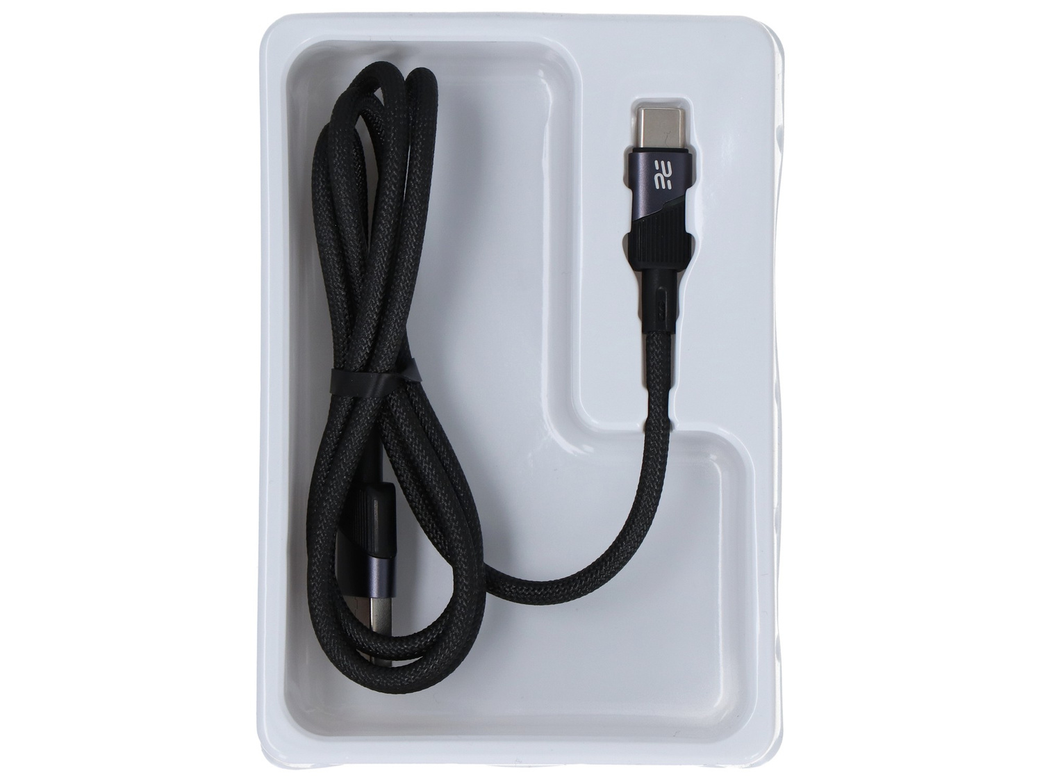 Czarny kabel USB-C ze złączem USB-A w białej plastikowej tacce.