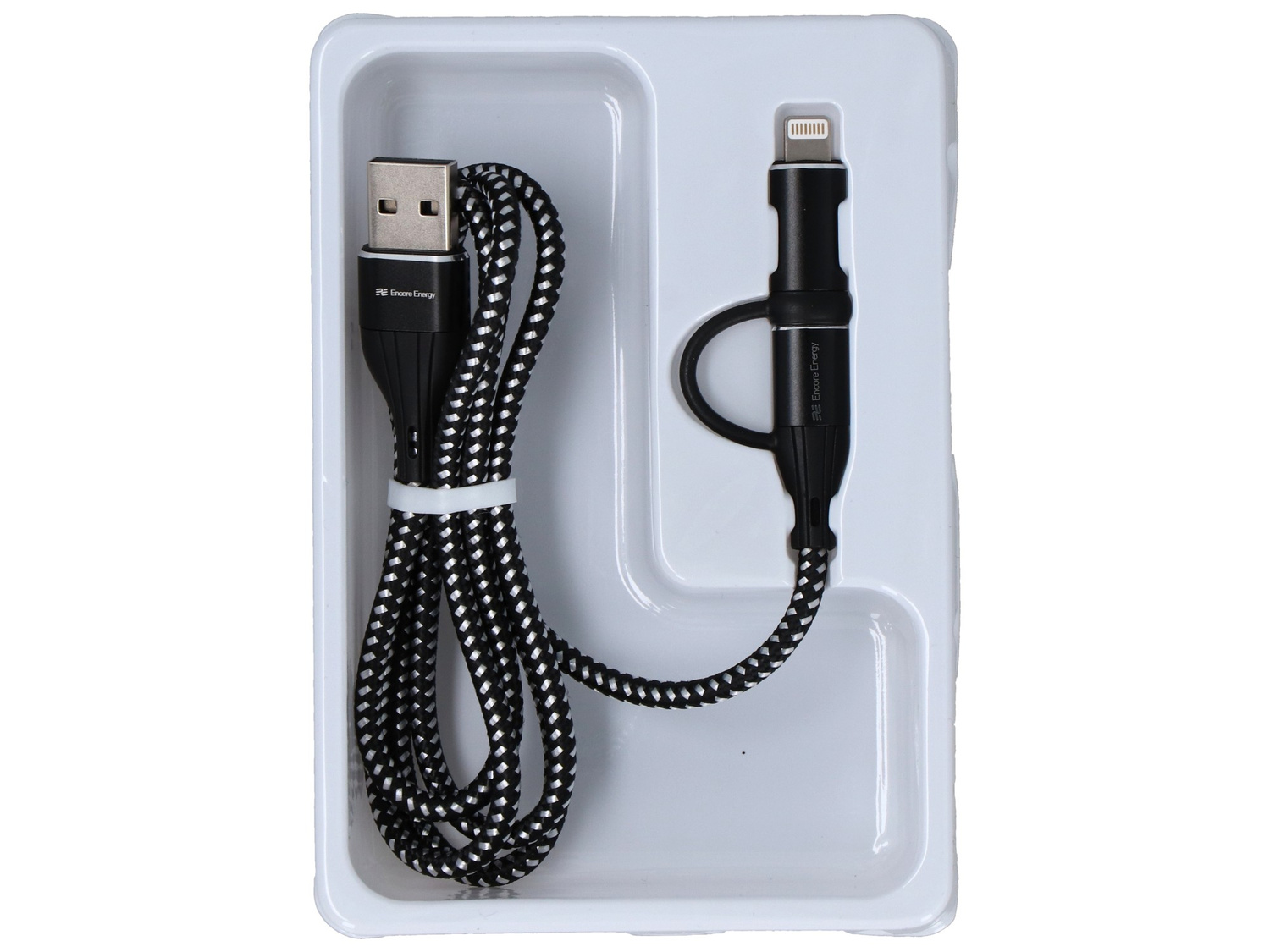 Czarno-biały kabel ładujący z złączami USB i Lightning w białym opakowaniu.
