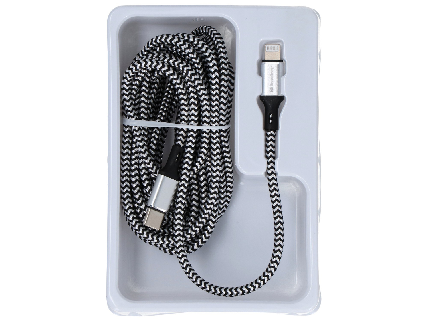 Czarno-biały pleciony kabel USB-C do Lightning w białym opakowaniu.