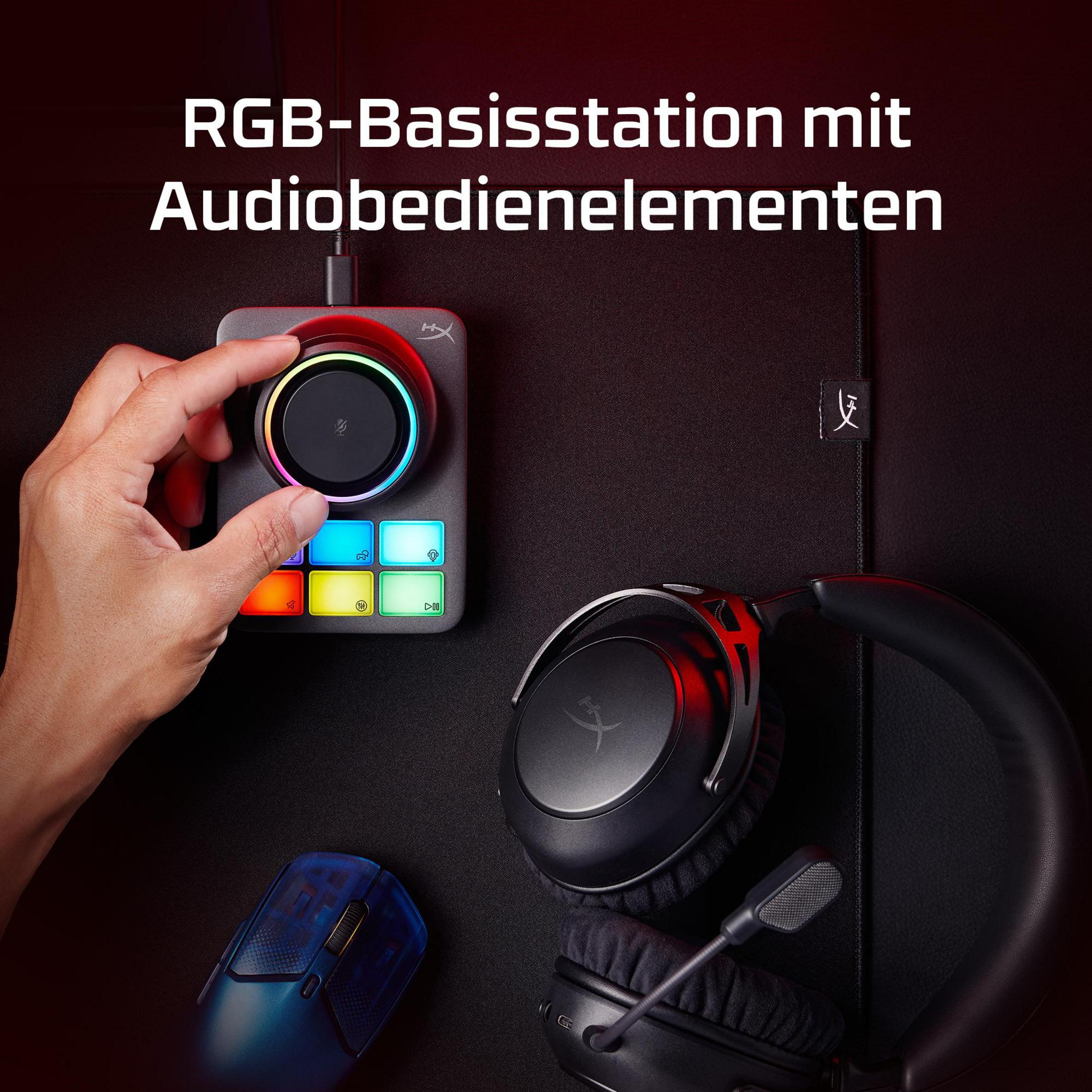 Una mano regola un controller RGB accanto a cuffie e un mouse.