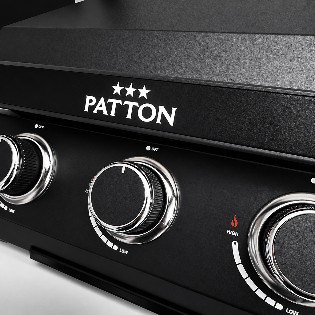 Zwarte grill met drie draaiknoppen en de merknaam PATTON.
