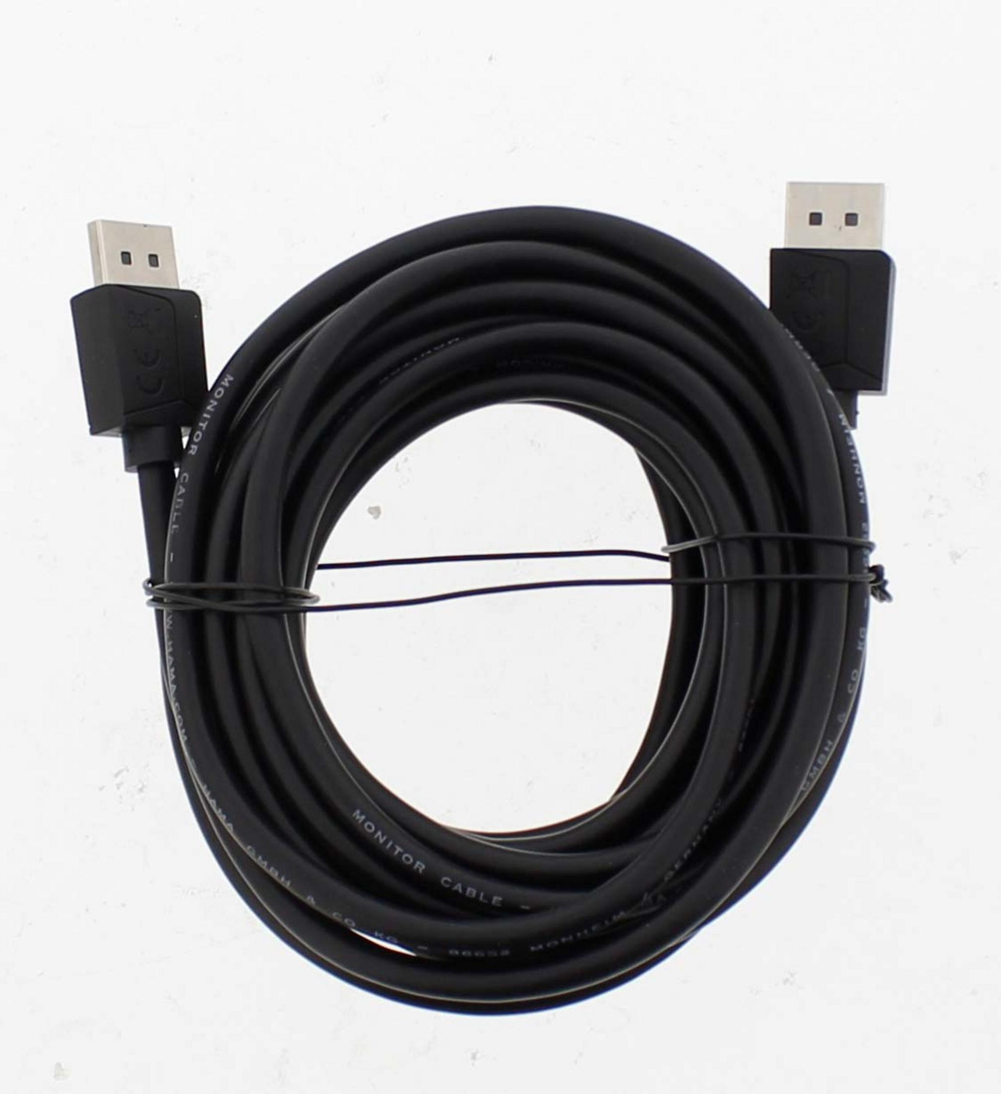 Zwarte monitorkabel opgerold met witte achtergrond. Twee HDMI-connectoren zichtbaar.
