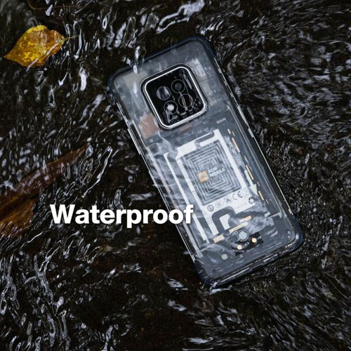 Uno smartphone trasparente con interni visibili riposa nell'acqua corrente.