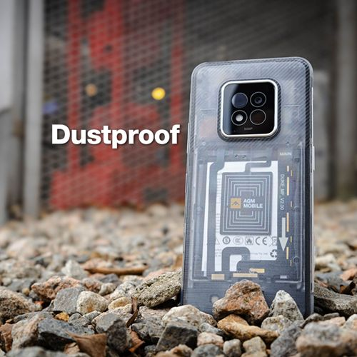 Uno smartphone trasparente con i suoi componenti interni visibili poggia sulla ghiaia.