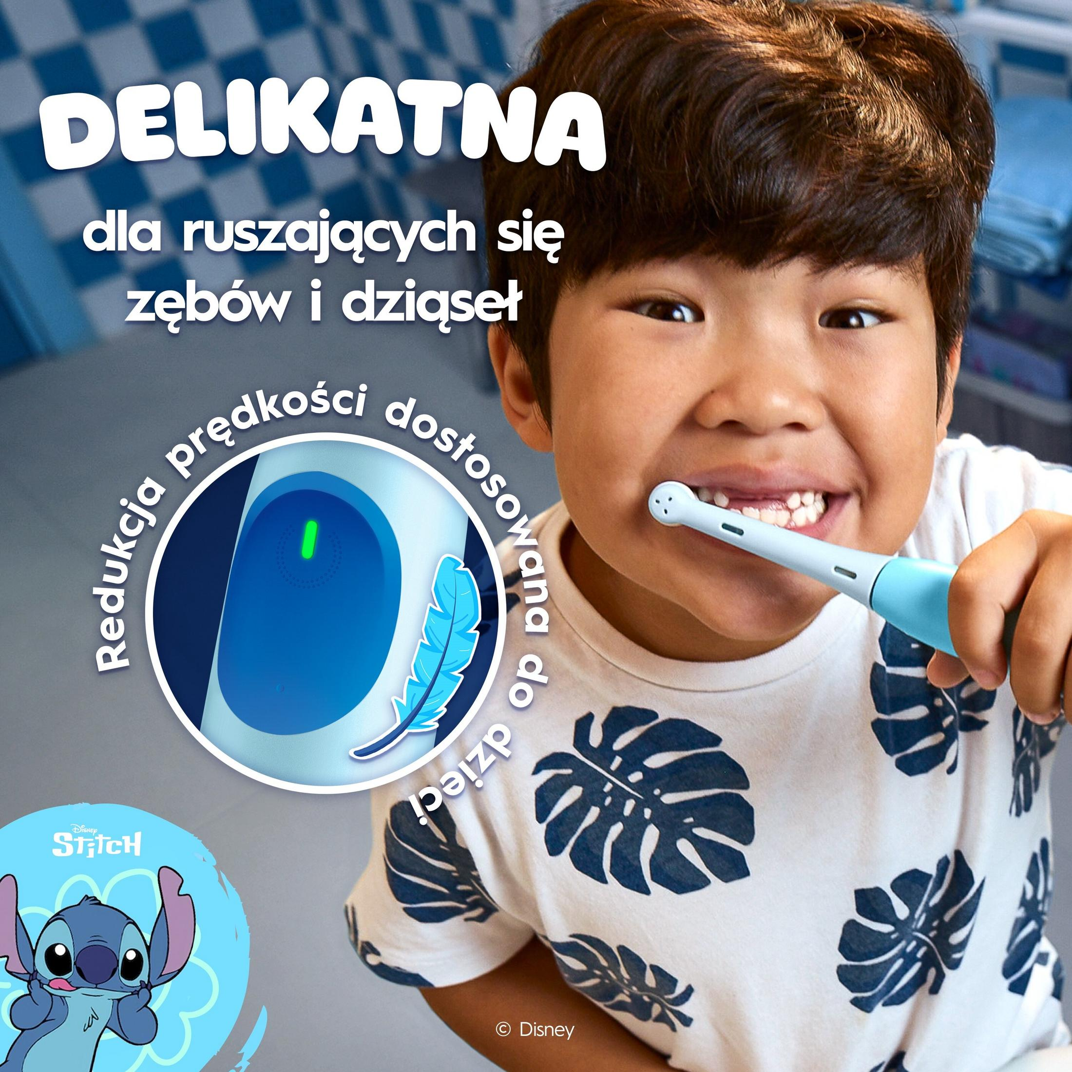 Un niño se cepilla los dientes con un cepillo eléctrico azul. Stitch está en la imagen.
