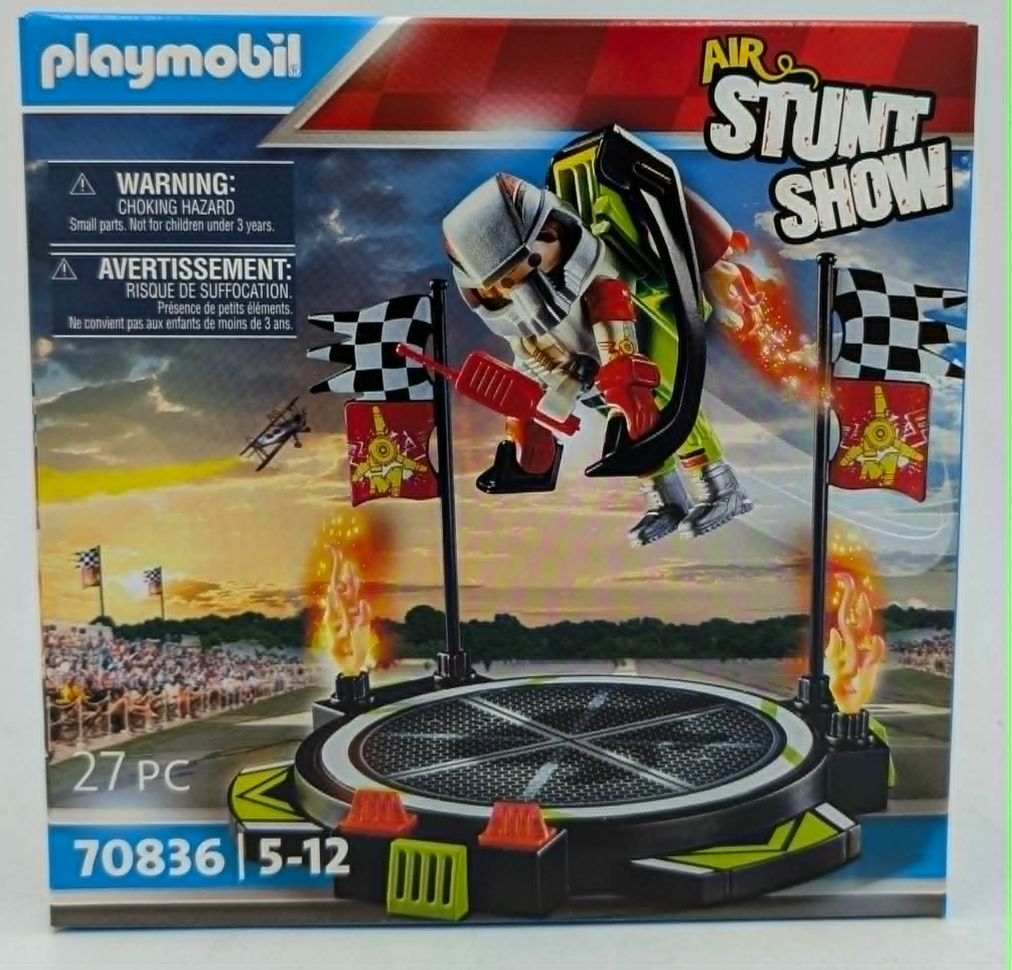 Playmobil Stunt Show Box mit einem Flieger, Flaggen und Flammen.