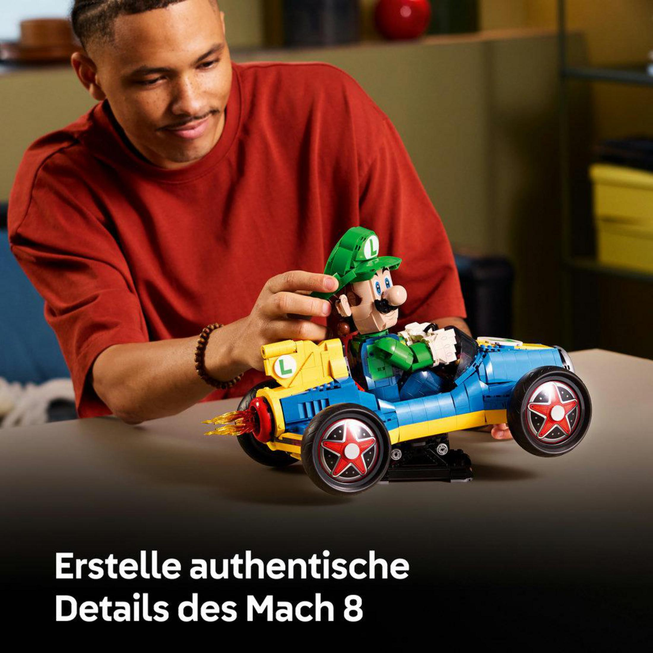 Un uomo costruisce un'auto da corsa Lego blu e gialla con Luigi alla guida.