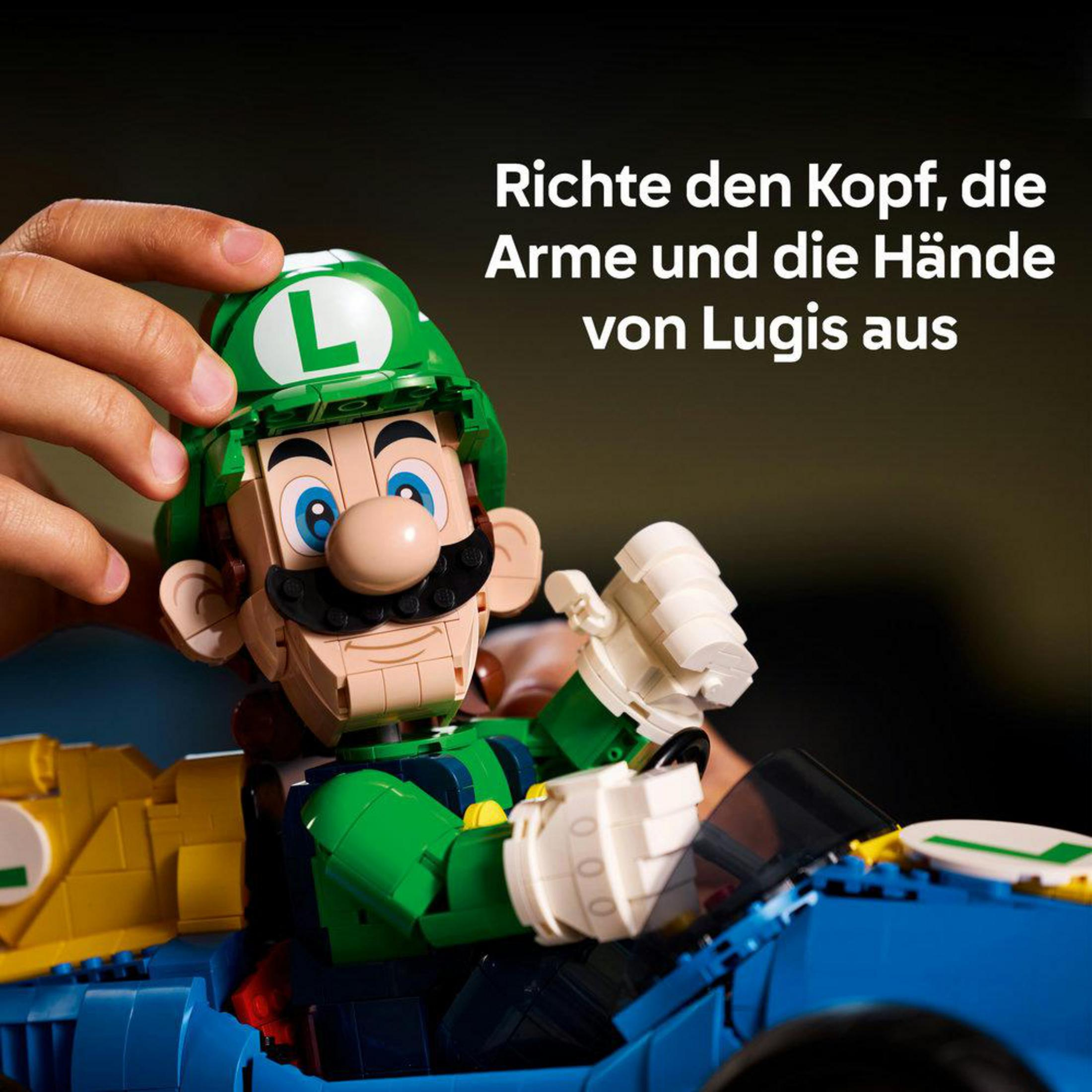 Un bambino costruisce un'auto da corsa Lego di Luigi. Le mani del bambino regolano il casco di Luigi.