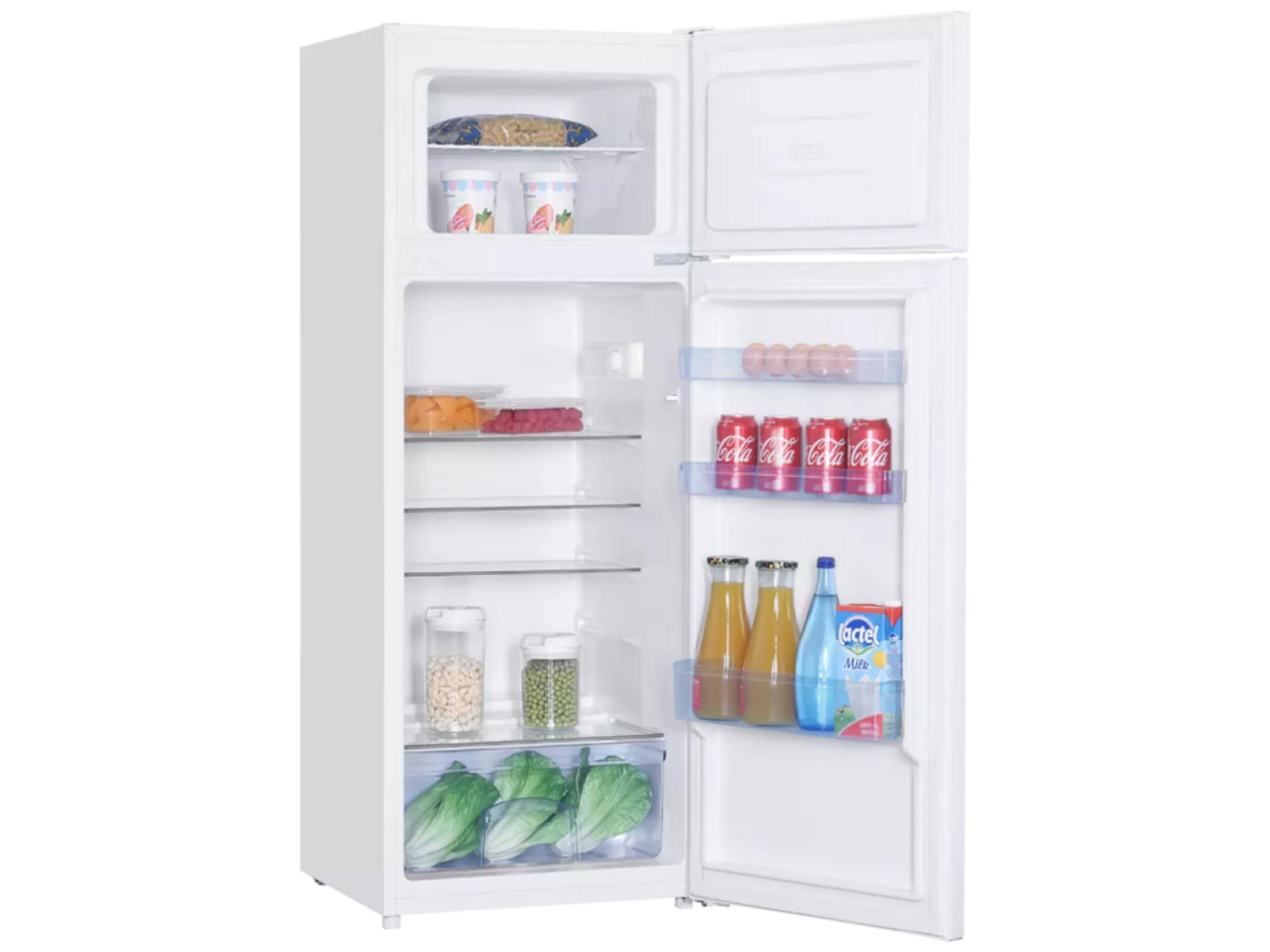 Refrigerador blanco abierto con alimentos: pasta, helado, fruta, verduras, huevos, bebidas.