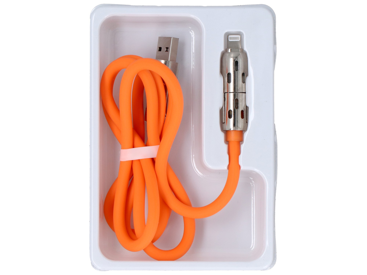Pomarańczowy kabel ładujący ze złączami USB i Lightning w białym opakowaniu.